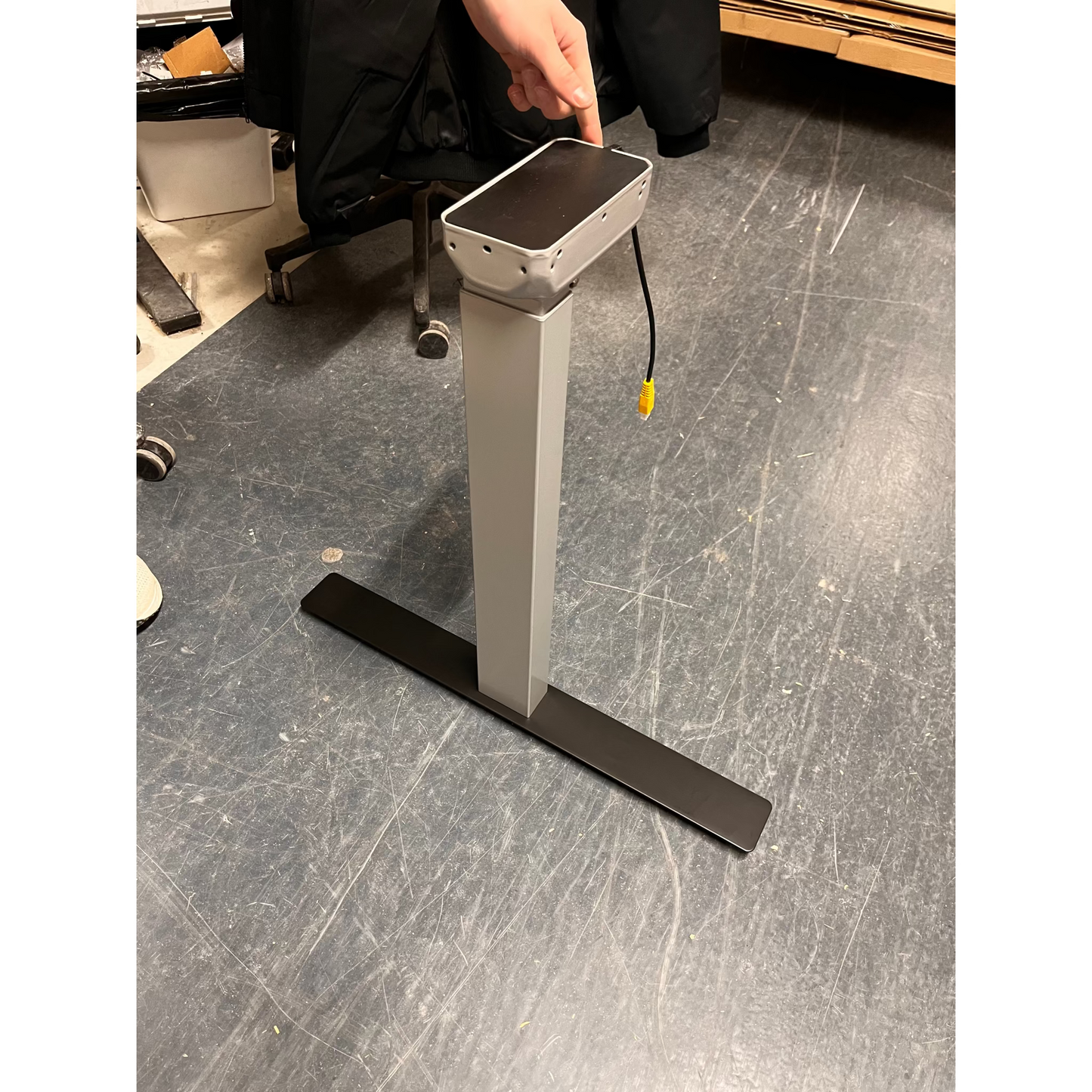 Skrivebord FLEXUS med mageuttak og frontpanel QBUS, L2000 B1000 mm, sølv understell, grå