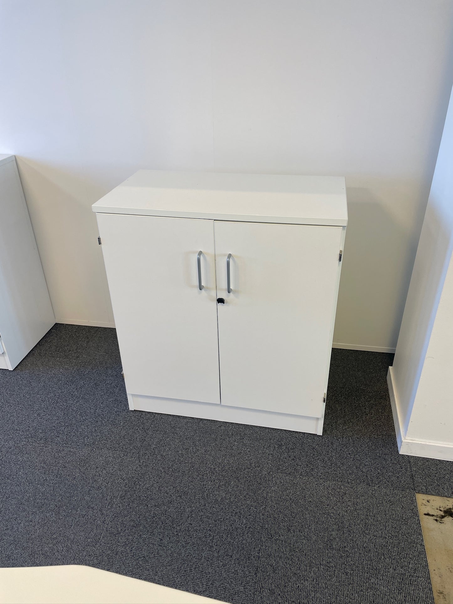 Låsbart skap i hvit laminat, med dører