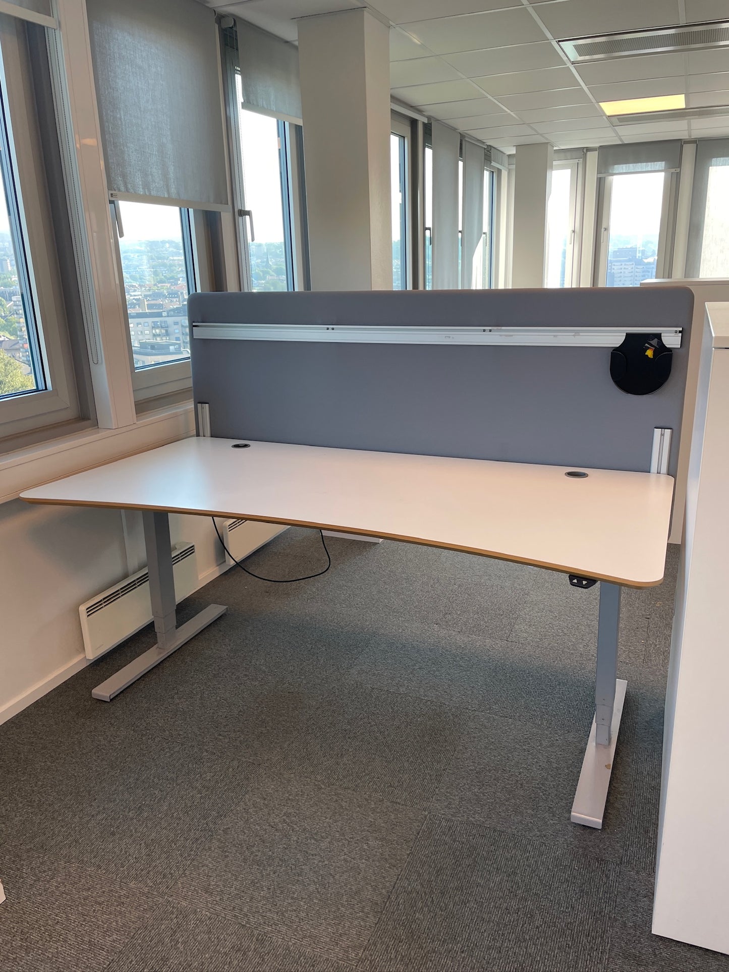 Elektrisk hev/senk skrivebord fra Secundo, hvit med skillevegg, 180x90 cm