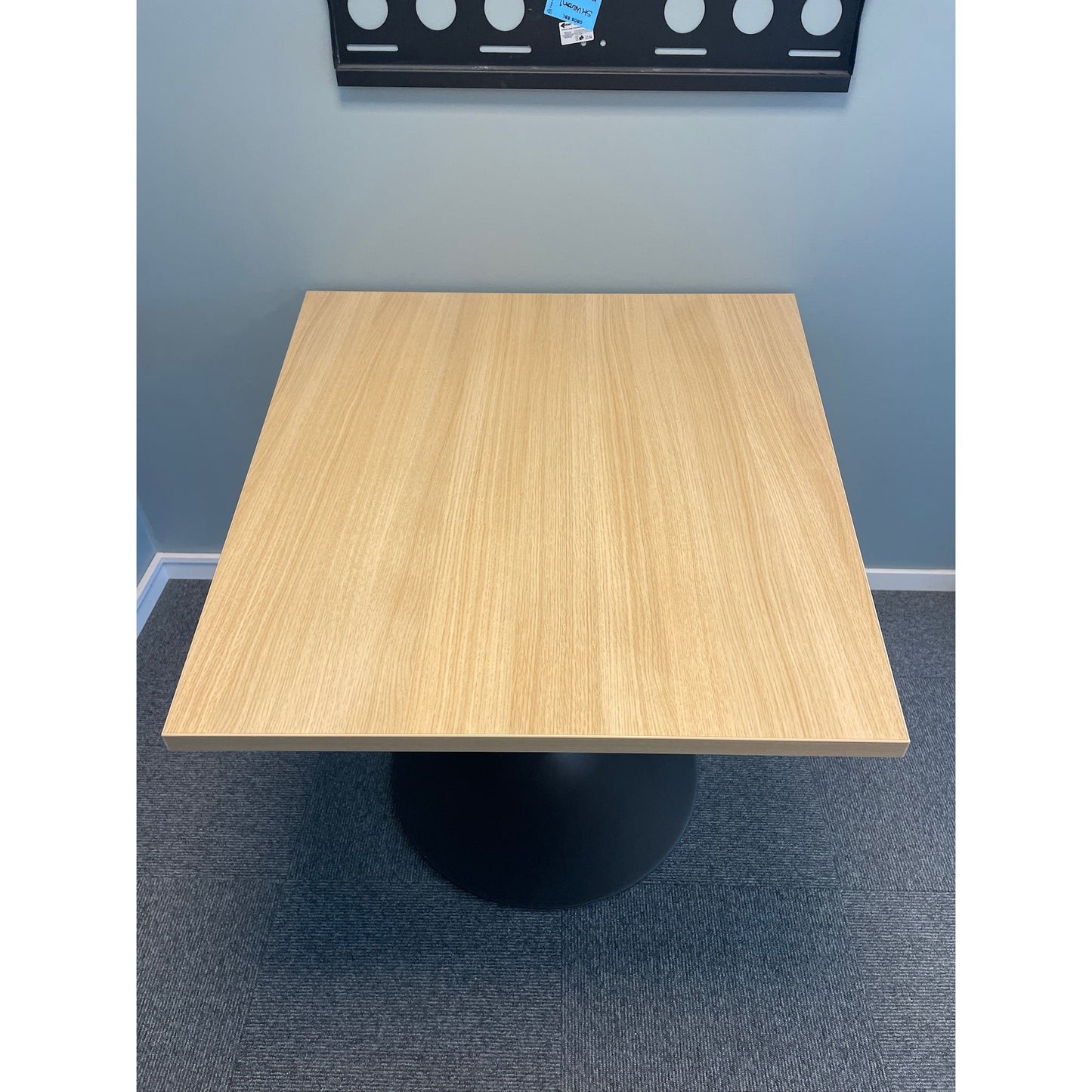 Veggrettet videomøtebord fra Fora Form, eik, 100x90/70 cm