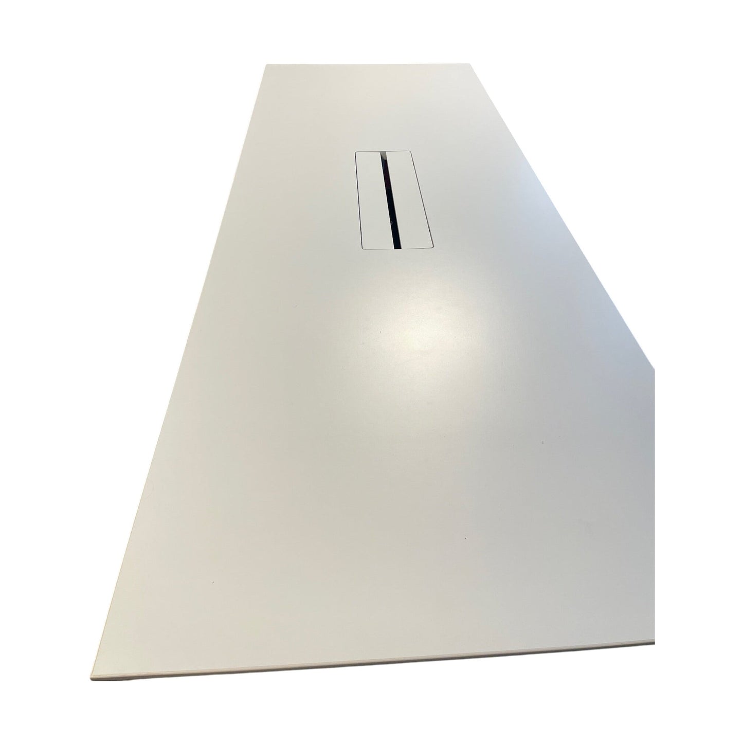 Hvitt møteromsbord med kabelluke fra Fora Form, hvit laminat, 210x80 cm