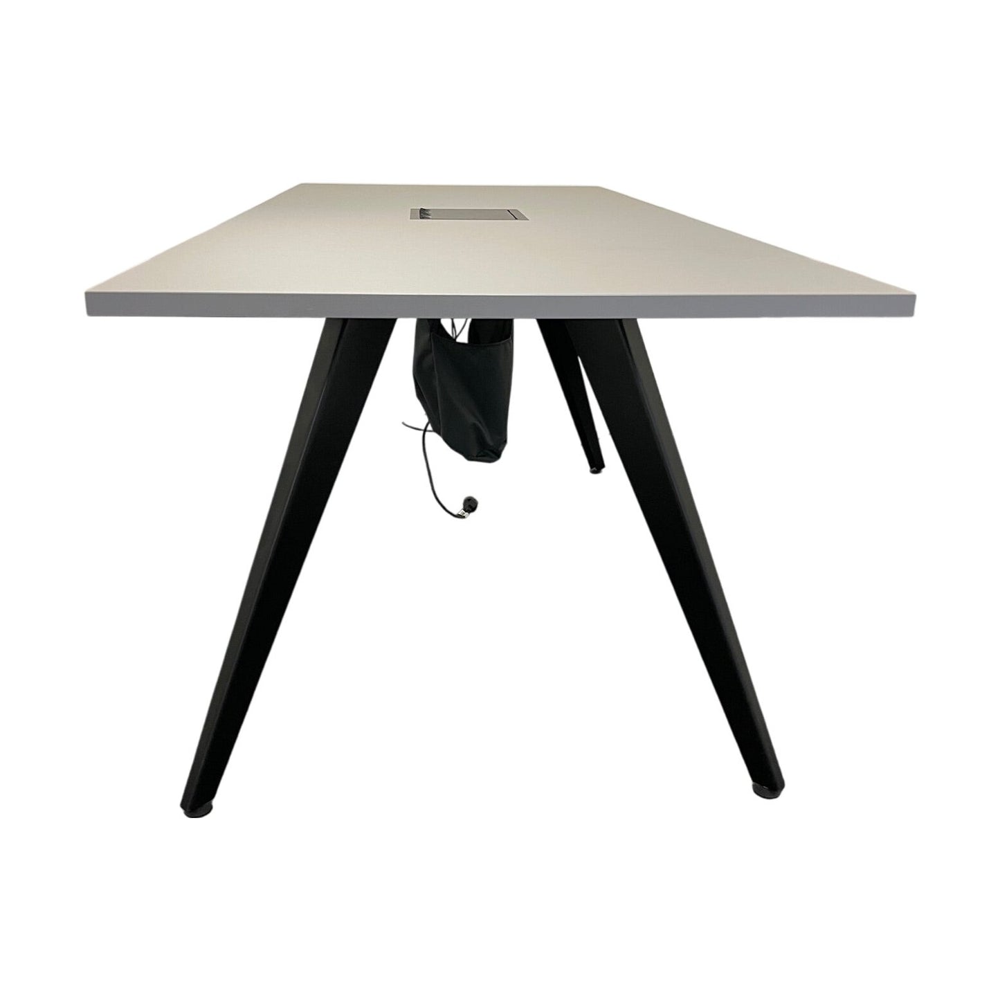 (180x80) Møteromsbord i grått med kabelbrønn og sorte skråbein fra Aarsland