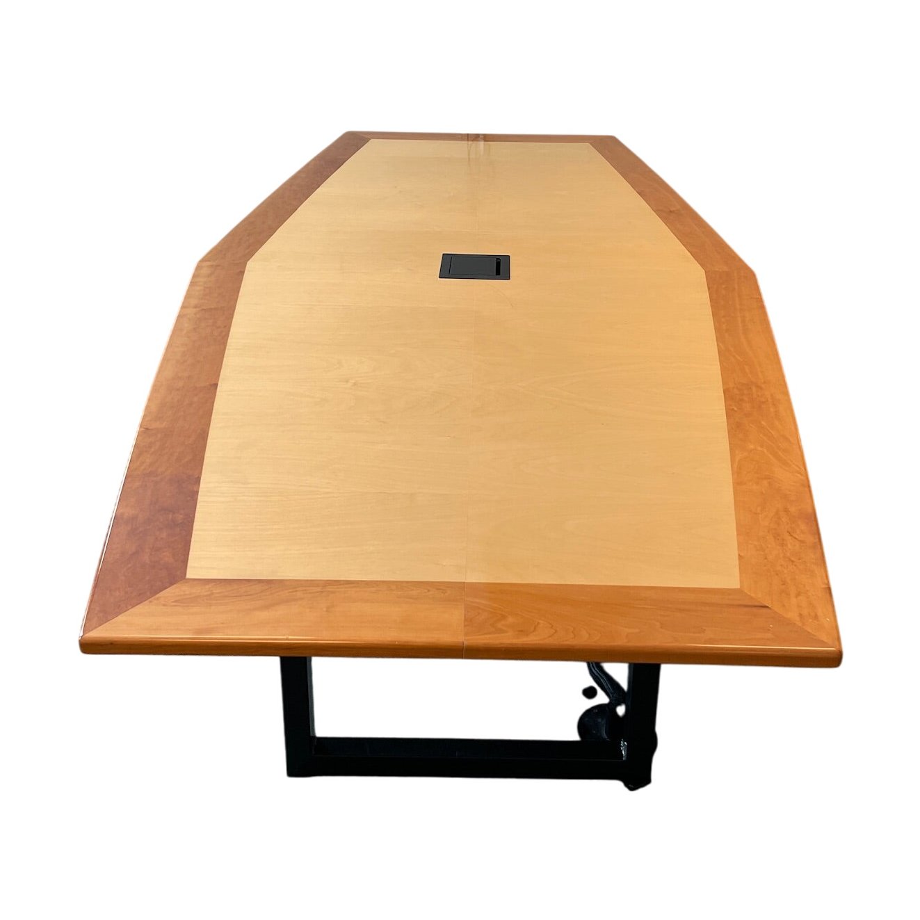 Båtformet møtebord av lakkert tre, med kontrastlist, 260x130 cm