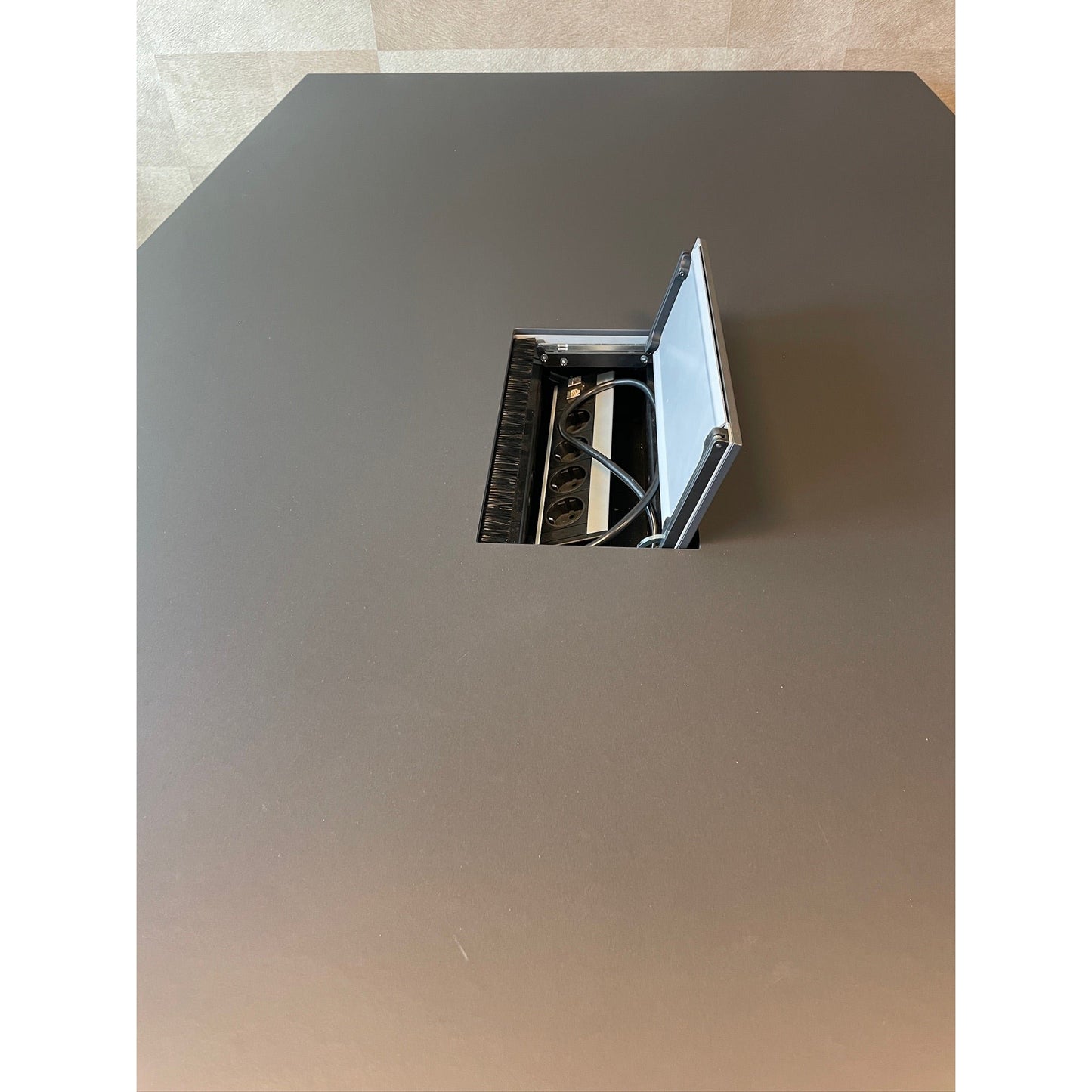 Kvart møtebord fra Fora Form, svart laminat, 240x120 cm