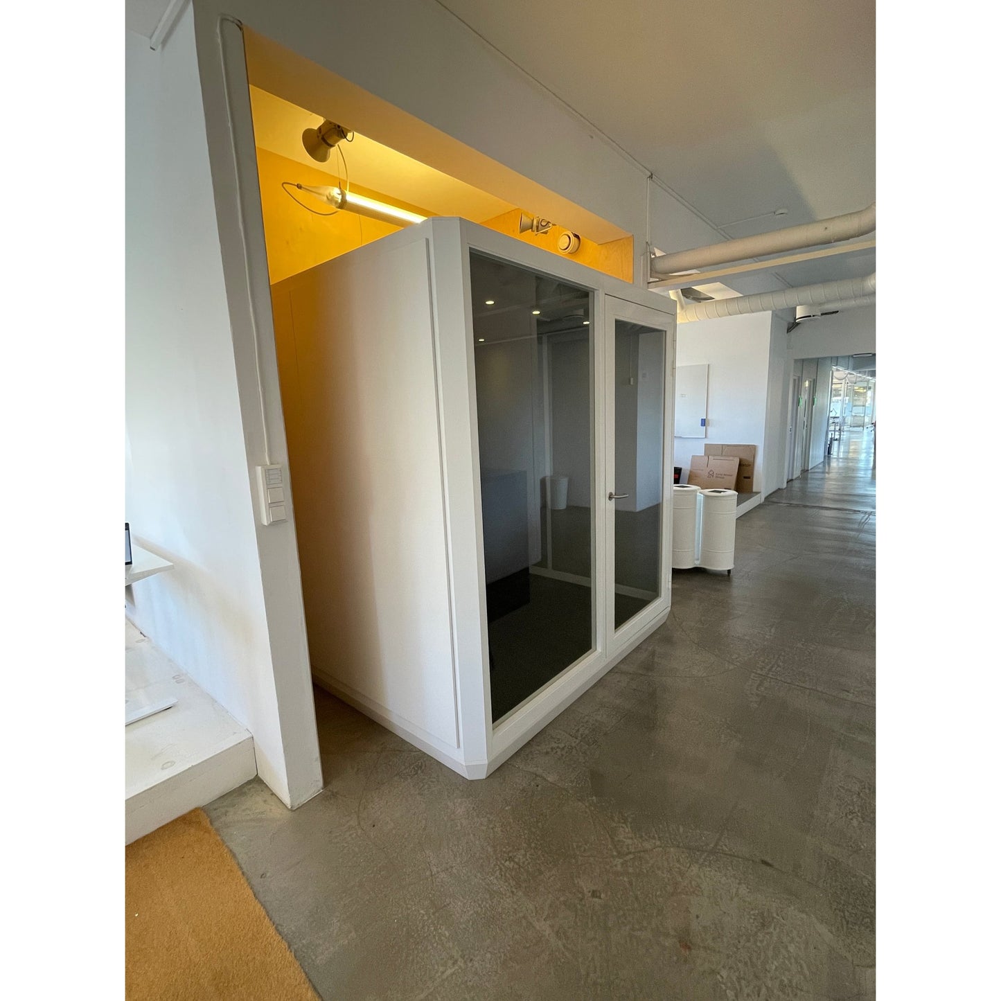 Abstracta Plenty Pod stillerom i hvit, Large (221,5 × 231,5 × 221,5 cm)