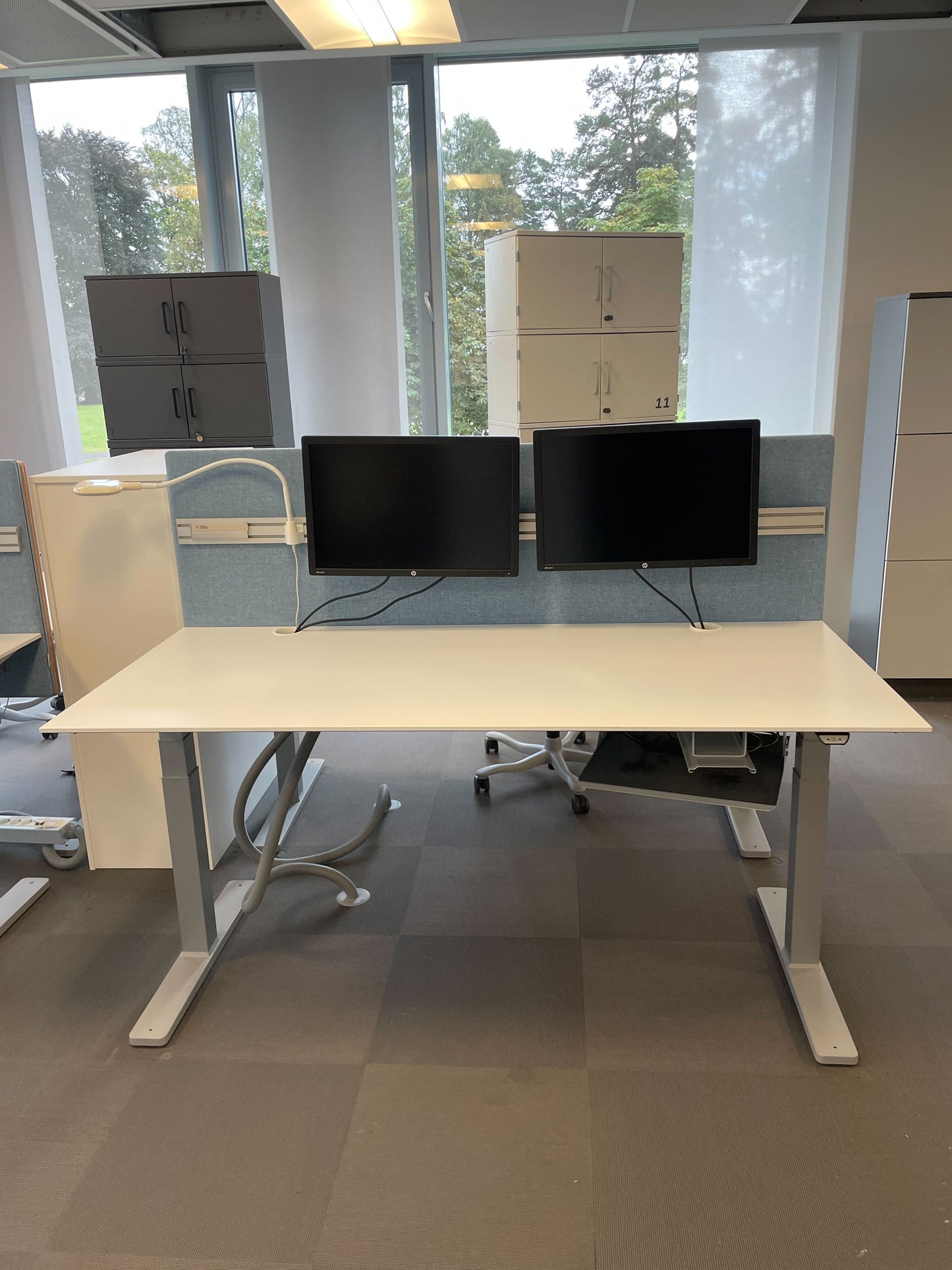 Elektrisk hev/senk skrivebord fra Kinnarps, hvit/grå, 180x80 cm