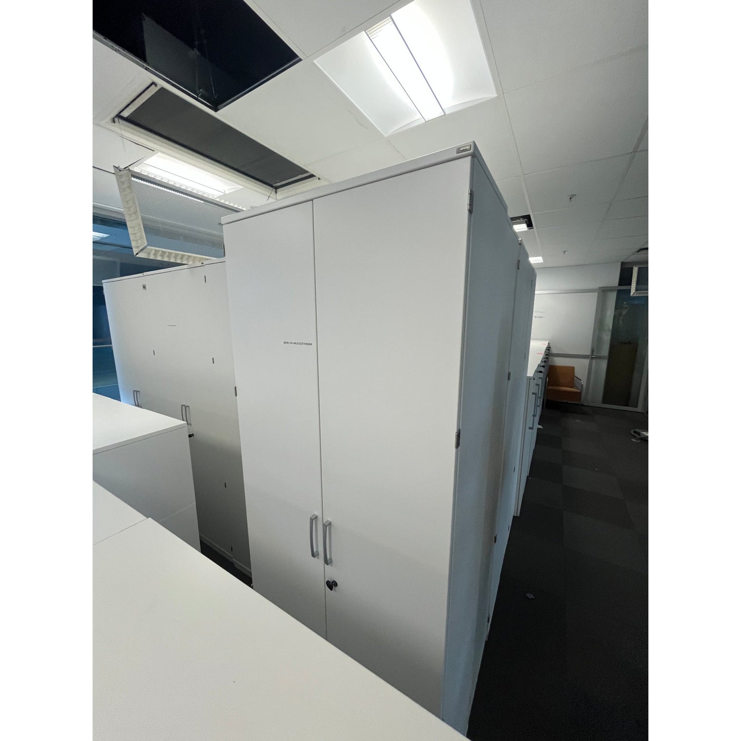 Høyskap fra Kinnarps med lås, slagdør, hvit