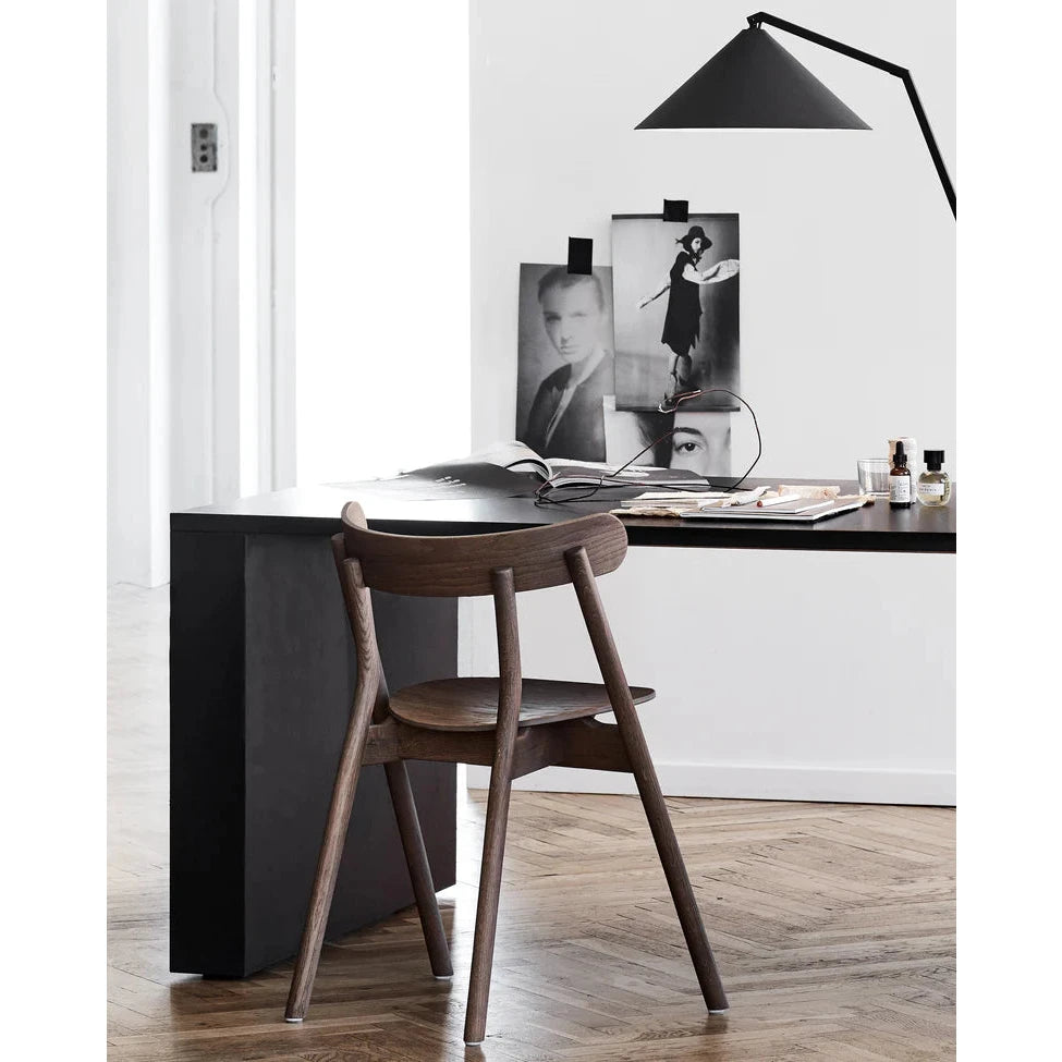 Oaki spisestol fra Northern, røkt eik, brun