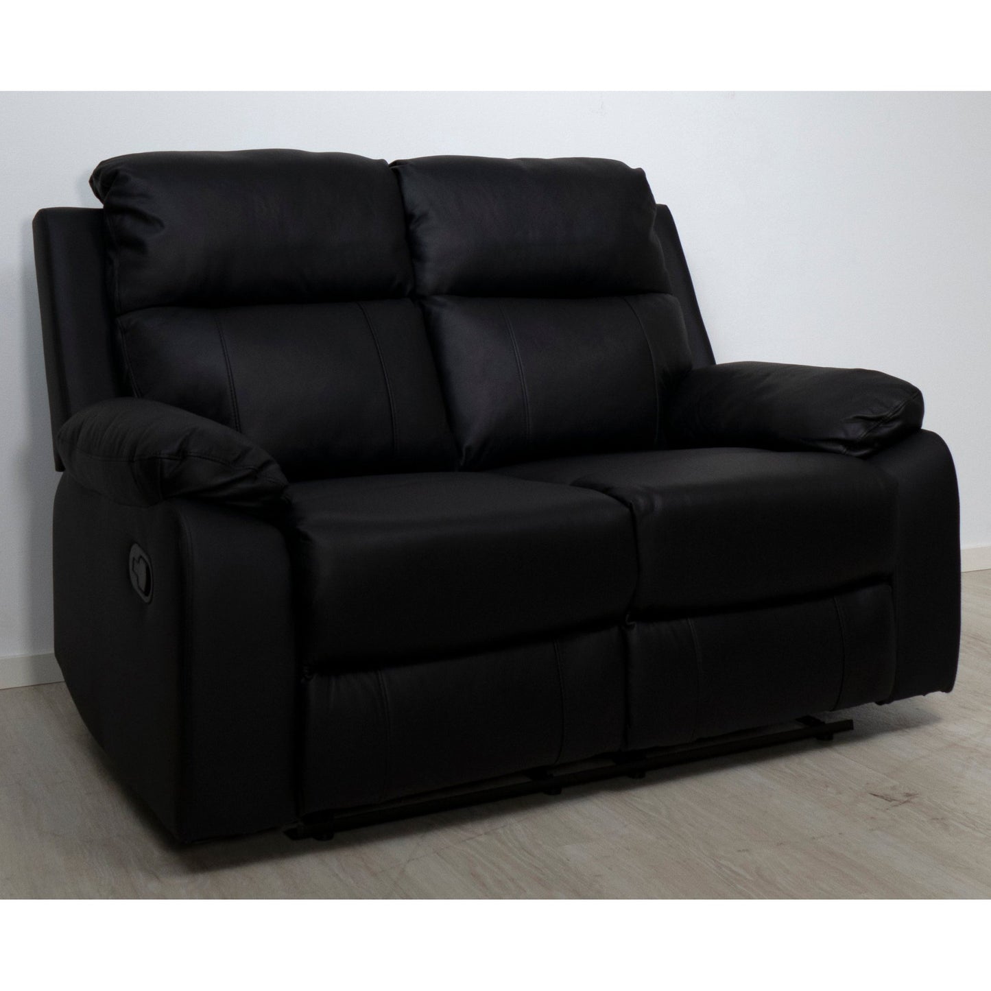 Mora 2-seter sofa fra A-Møbler i svart