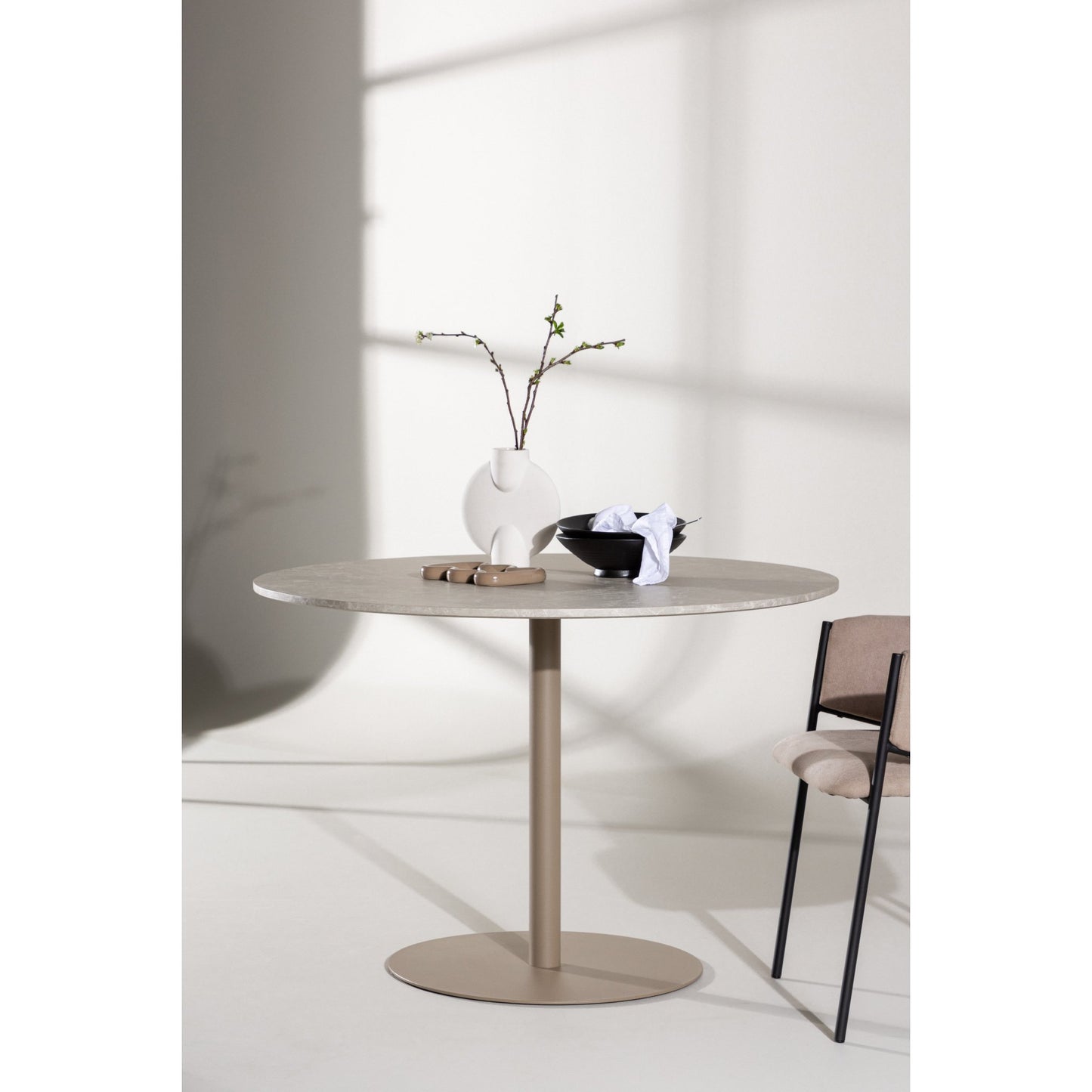 Lycke spisebord fra A-Møbler, 110x110 cm, beige
