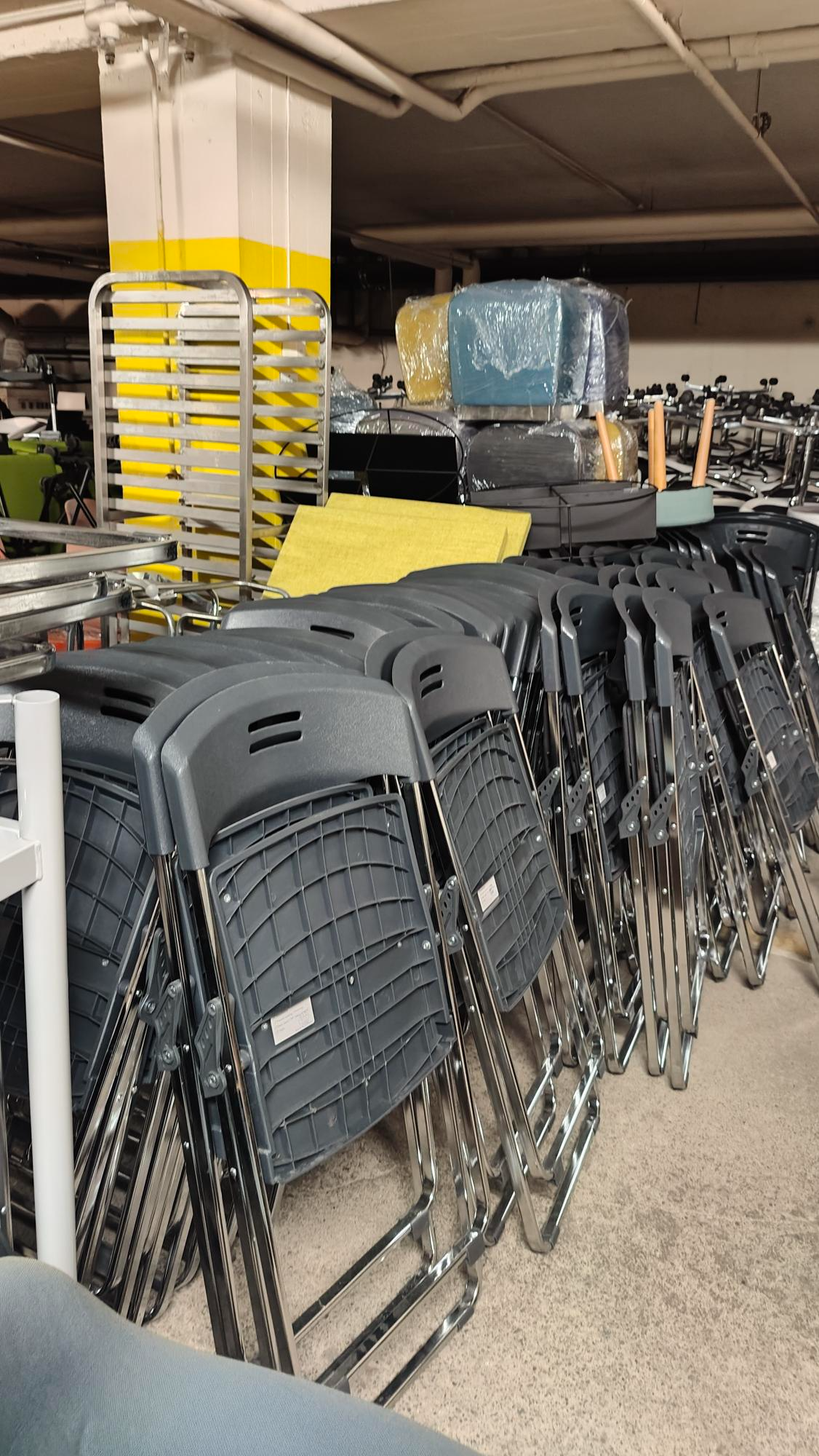 Klappstol i sort, praktisk sammenleggbar stol