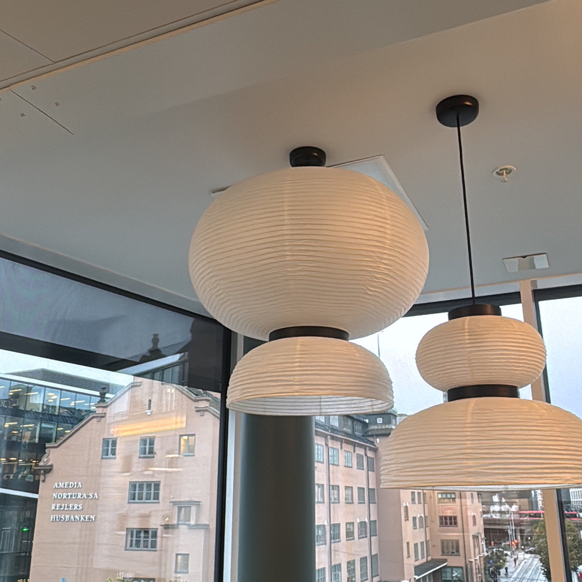 Formakami JH5 pendel fra &Tradition i hvit, rispapirskjerm