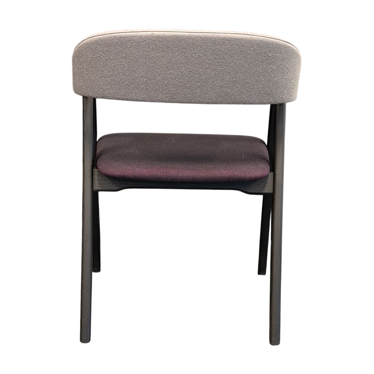 Konferansestol fra Moroso i lilla, armlener i skinn