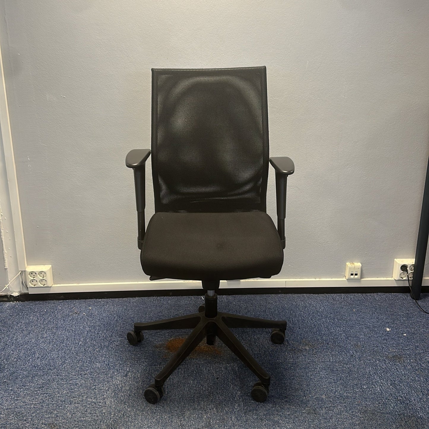 Møtestol fra FOUR Design i blå