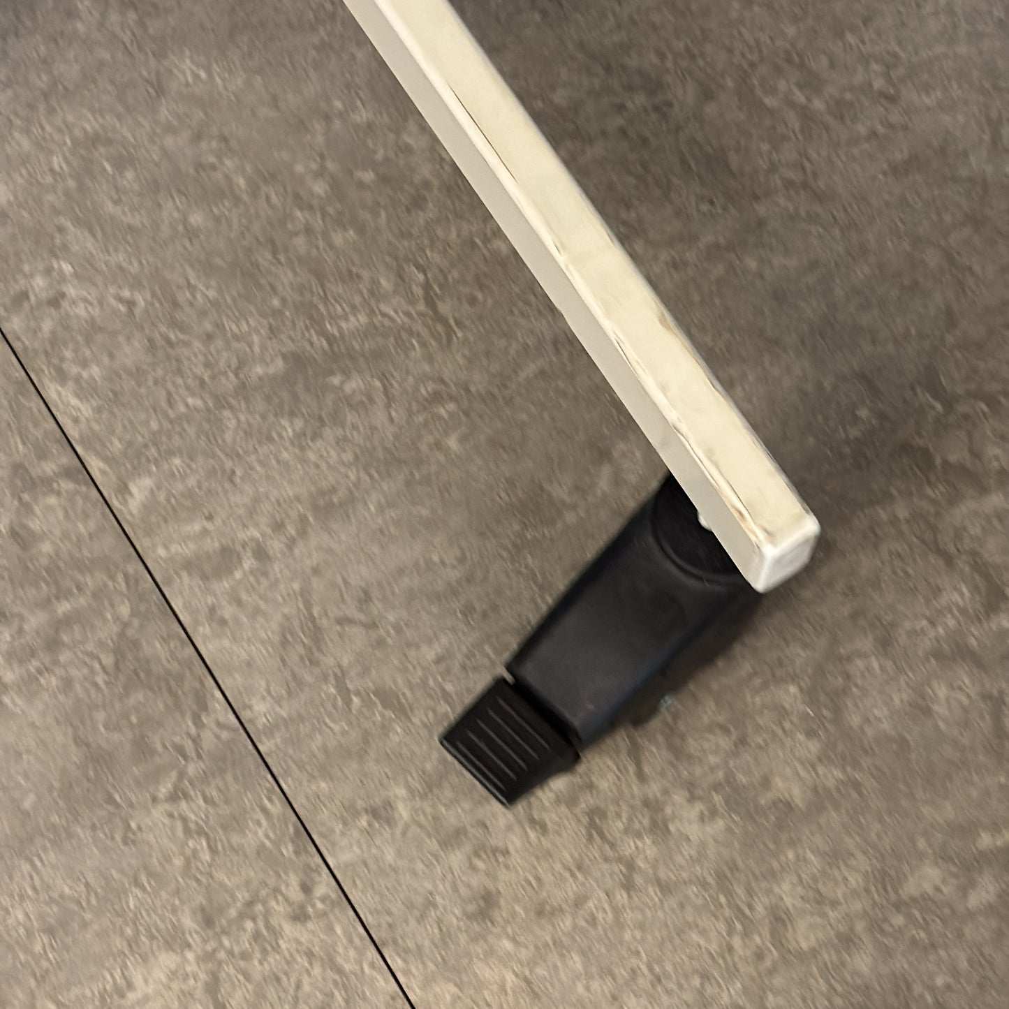 Whiteboard fra Abstracta i hvit, på hjul