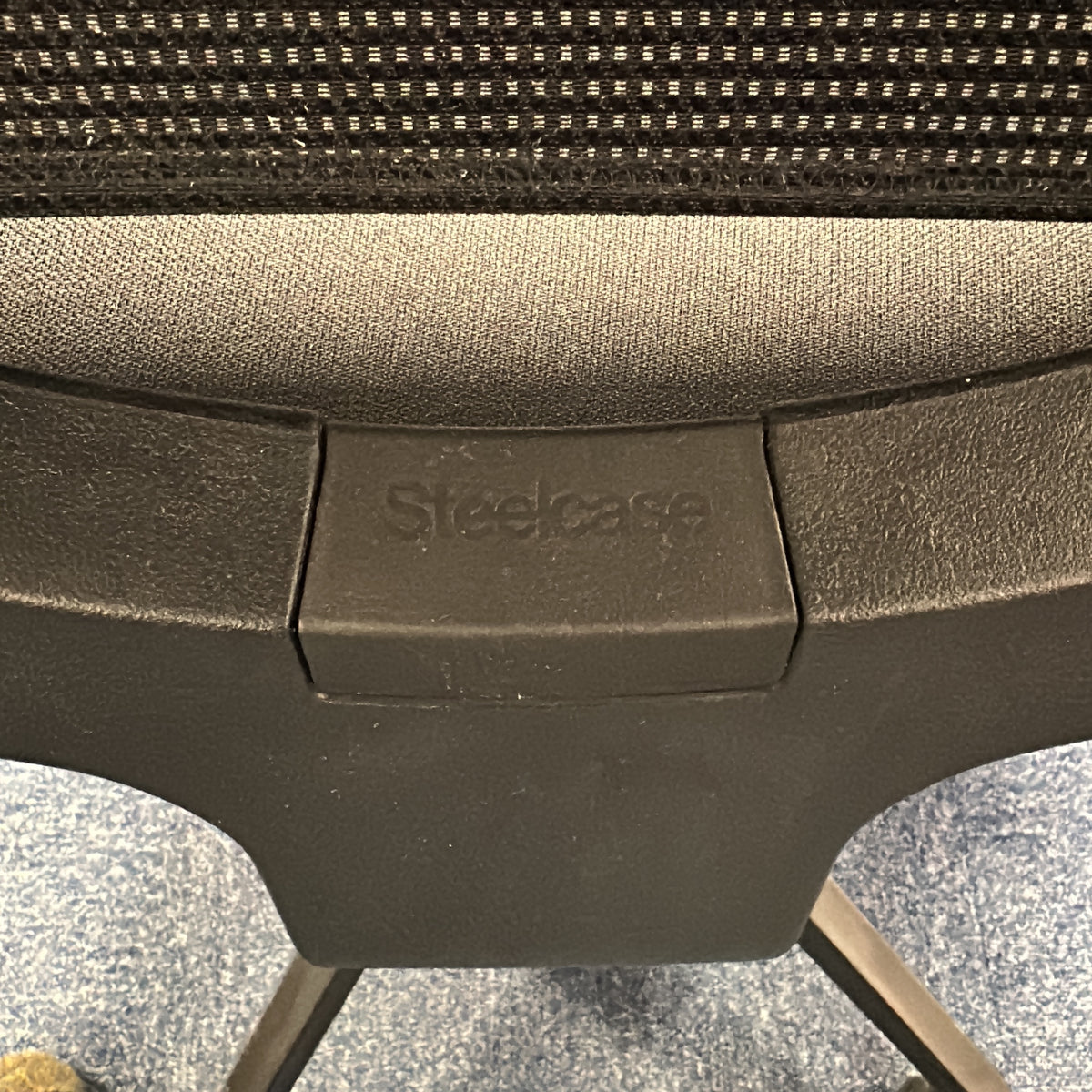 Think kontorstol fra Steelcase i svart, nettrygg