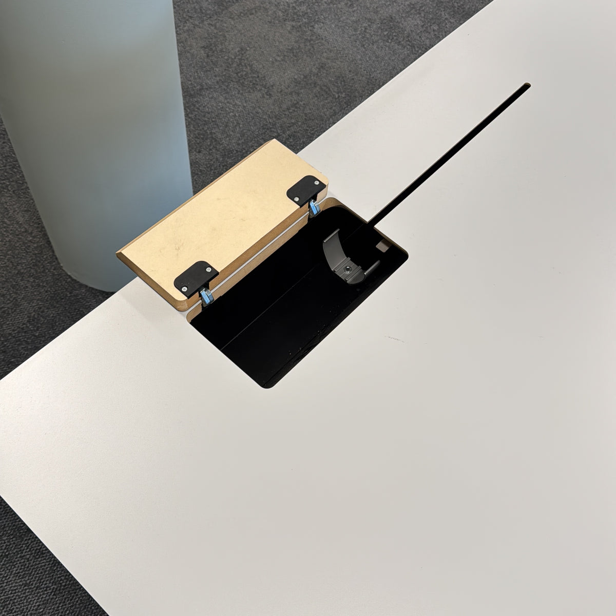 (160x80) Linak skrivebord i hvit, kabelluke