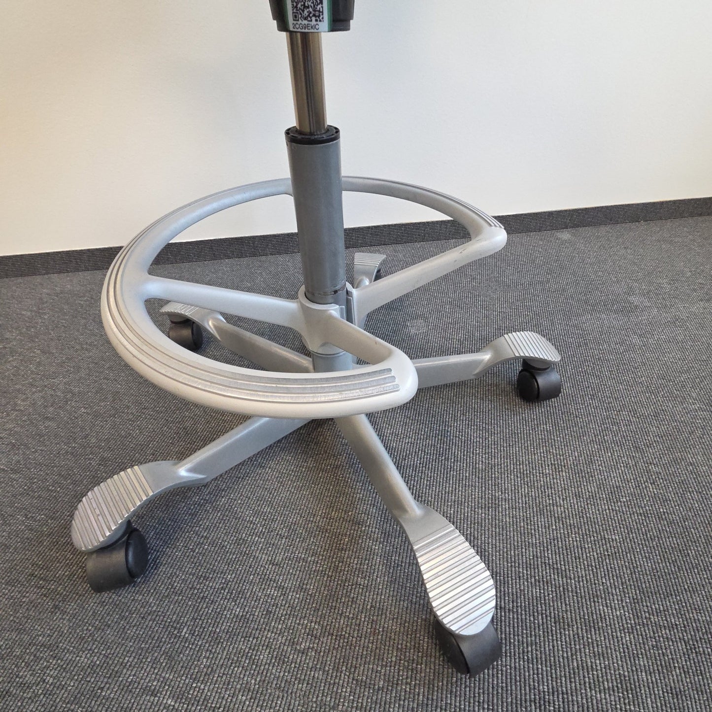 Capisco 8106 kontorstol fra HÅG i svart med fotring
