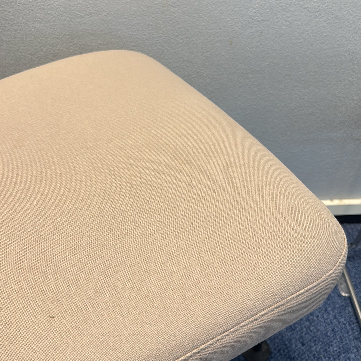 ID Trim konferansestol fra Vitra i rosa, knappeheftet rygg