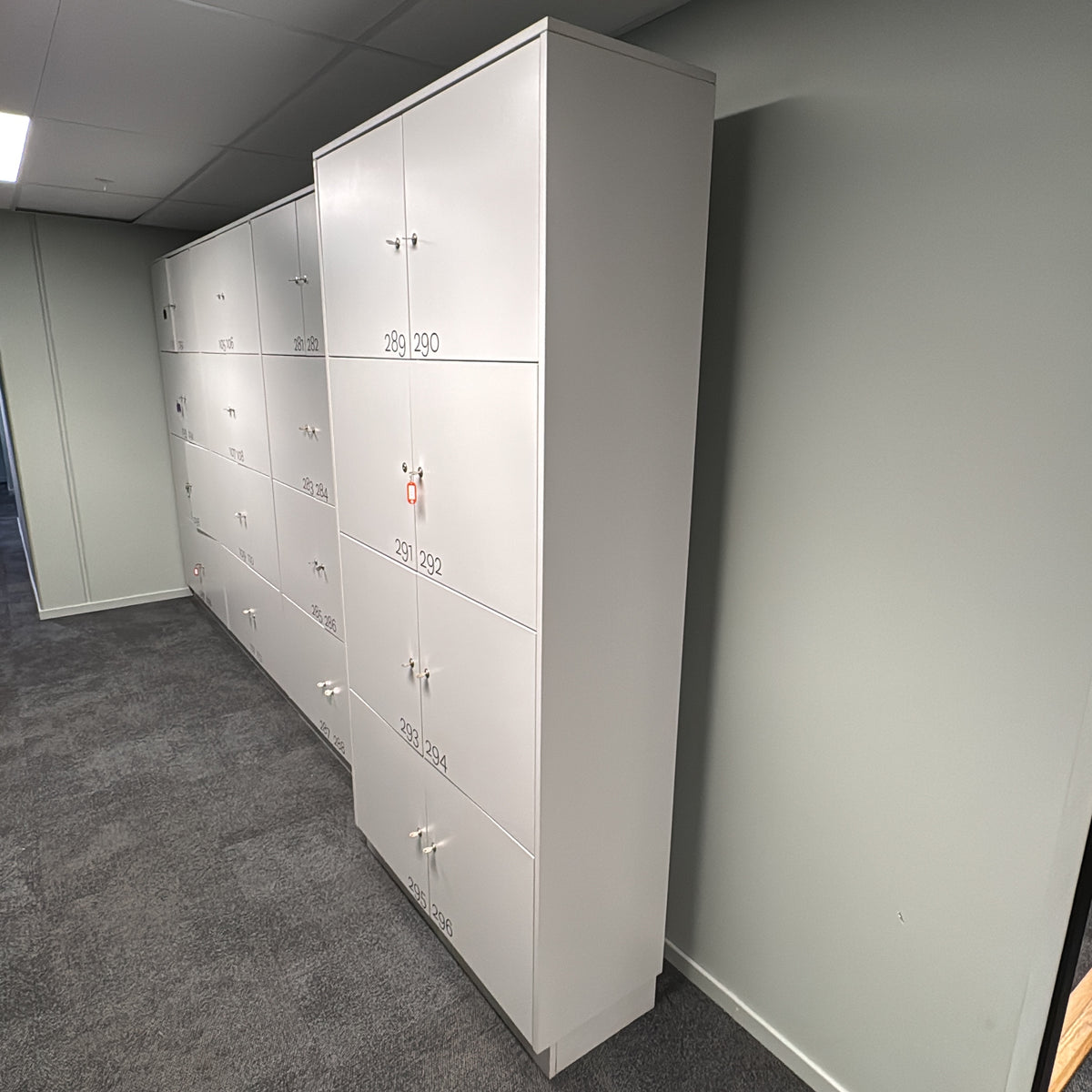 (106x40x217) Dencon skapmodul i lys grå, 8 skap med nummererte dører