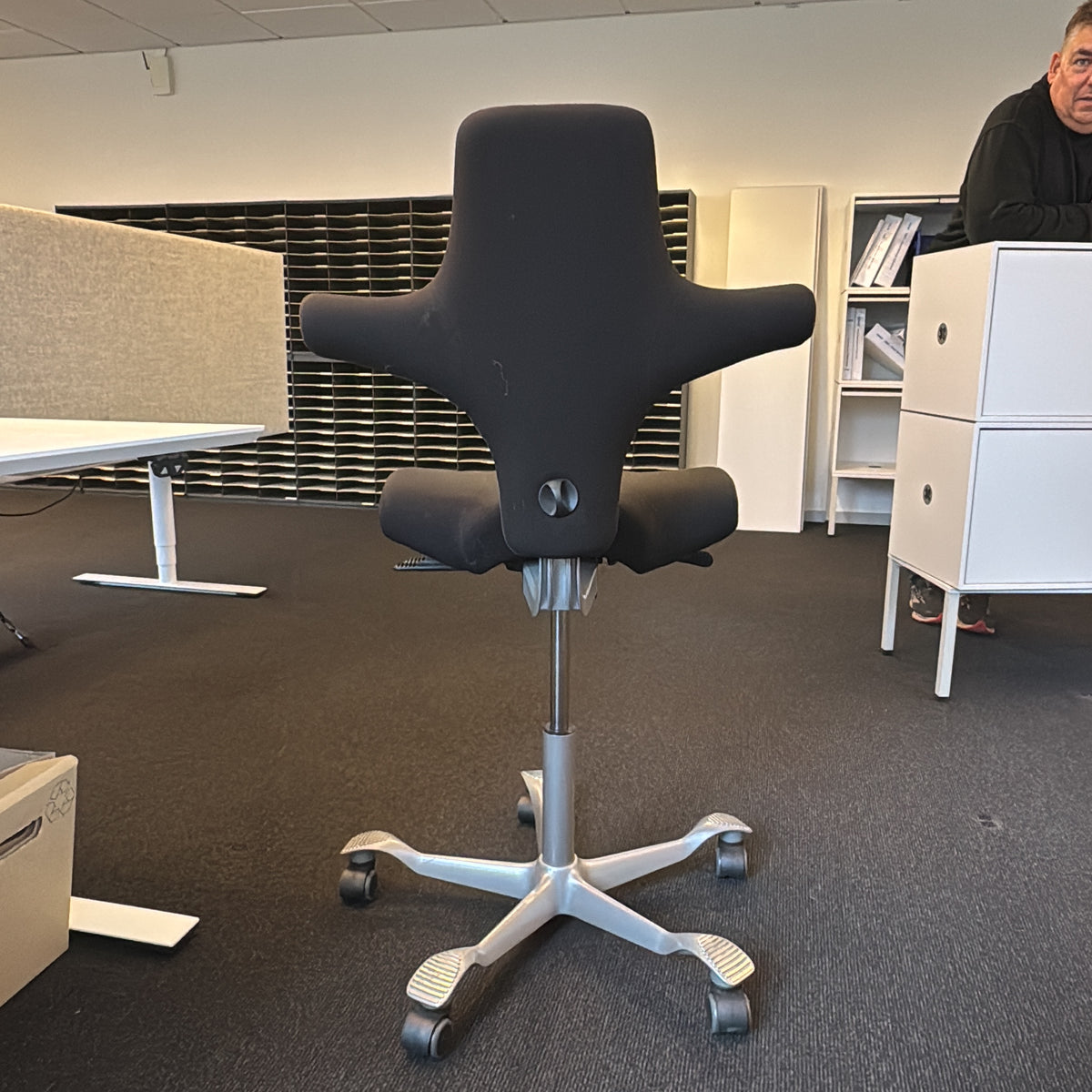 Capisco 8106 sadelstol fra HÅG i svart