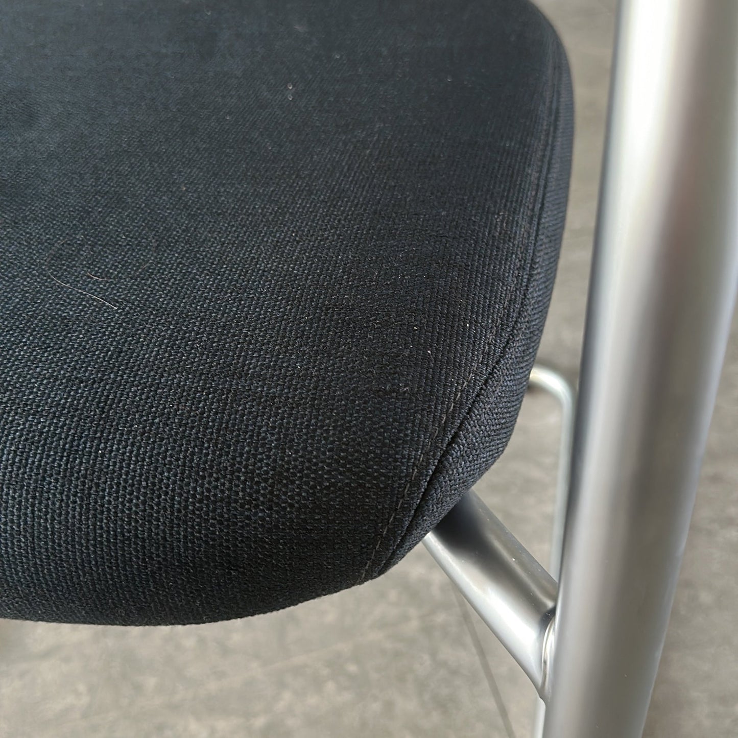 Visavis møtestol fra Vitra i mørk blå