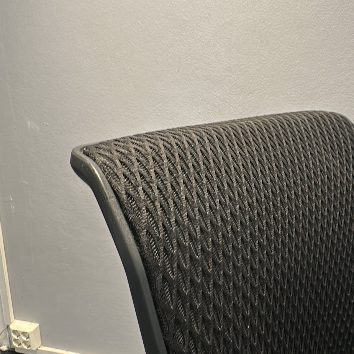 ID Mesh kontorstol fra Vitra i svart, nettrygg med armlener