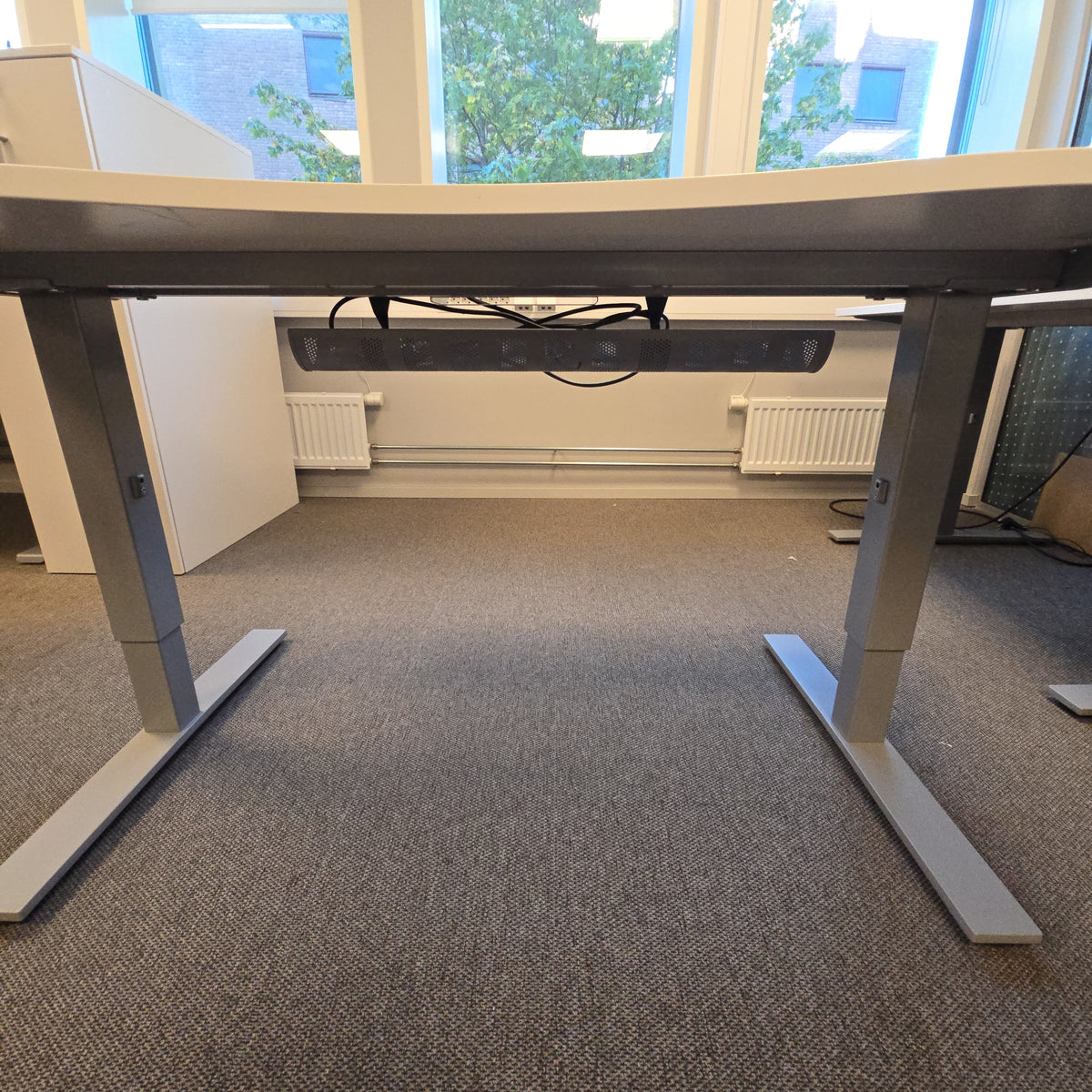 (140x80) Kinnarps Oberon manuelt bord i hvit, kabelkurv