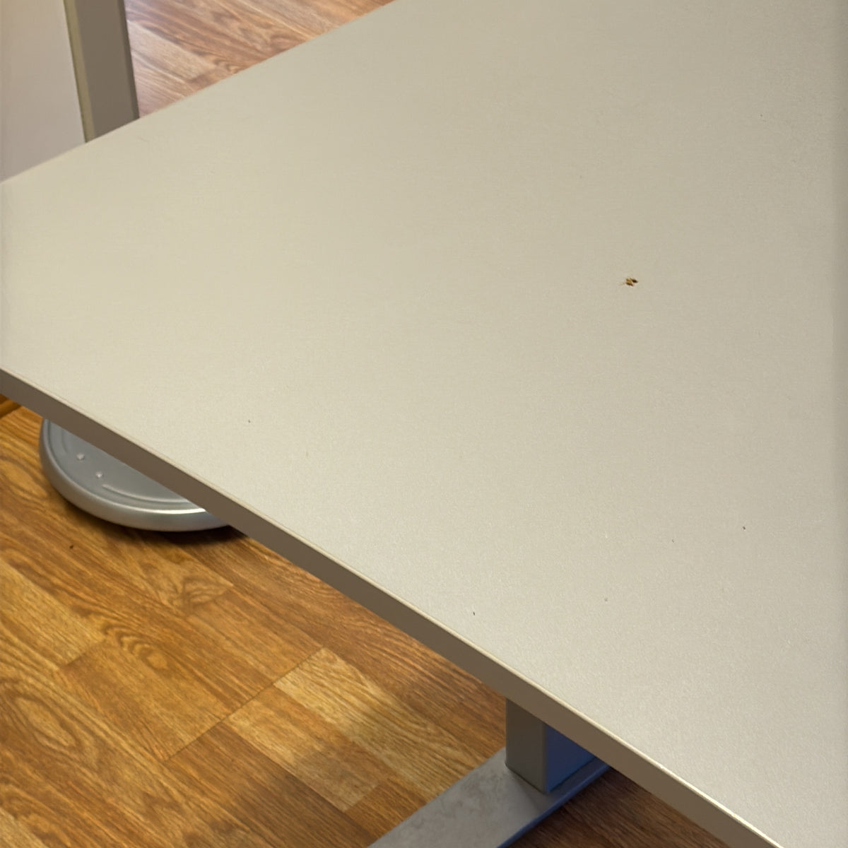 (180x80) Edsbyn hev/senk bord i grå, buet bordplate