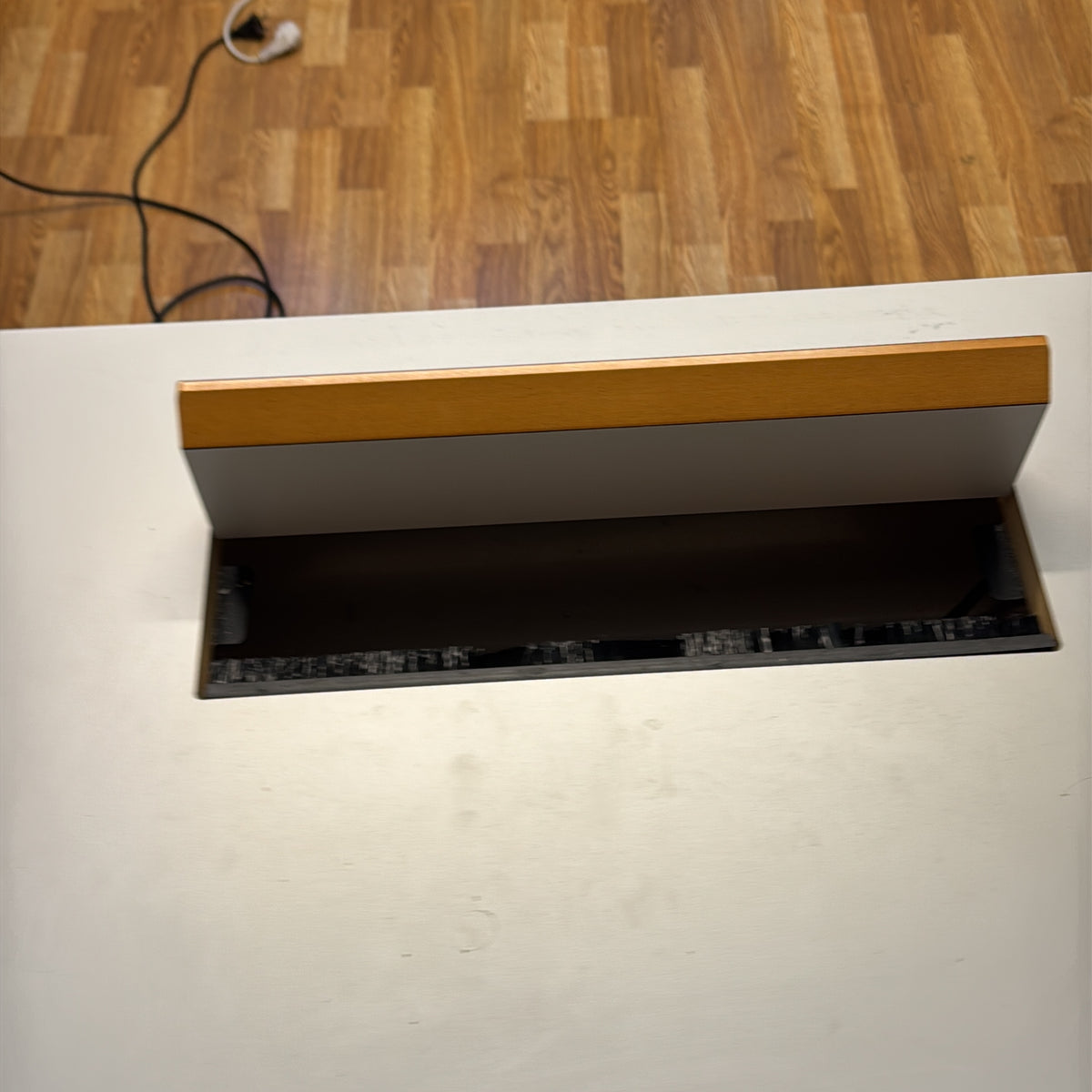 (160x80) Linak skrivebord i hvit, kabelkurv