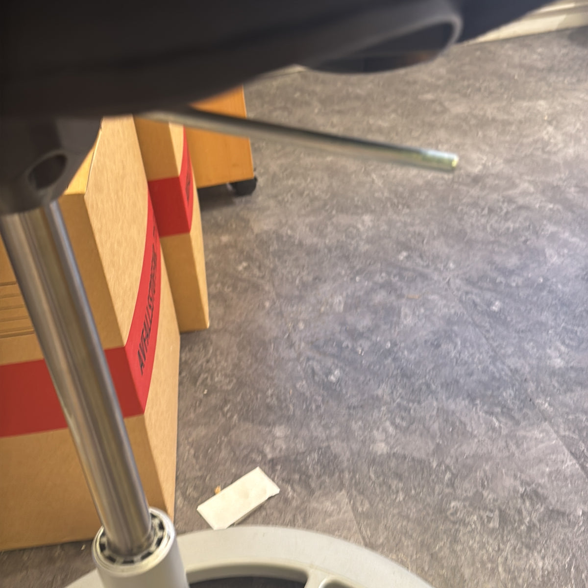 2.0 balansestol fra Backapp i svart, sadelsete