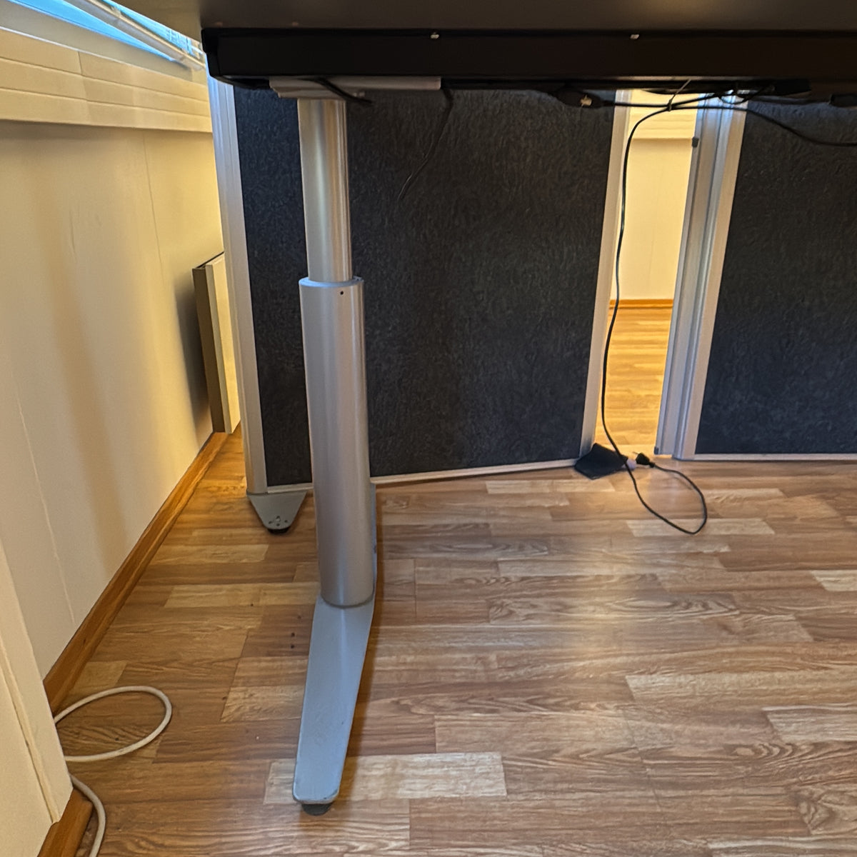 (180x90) skrivebord i grå, buet bordplate