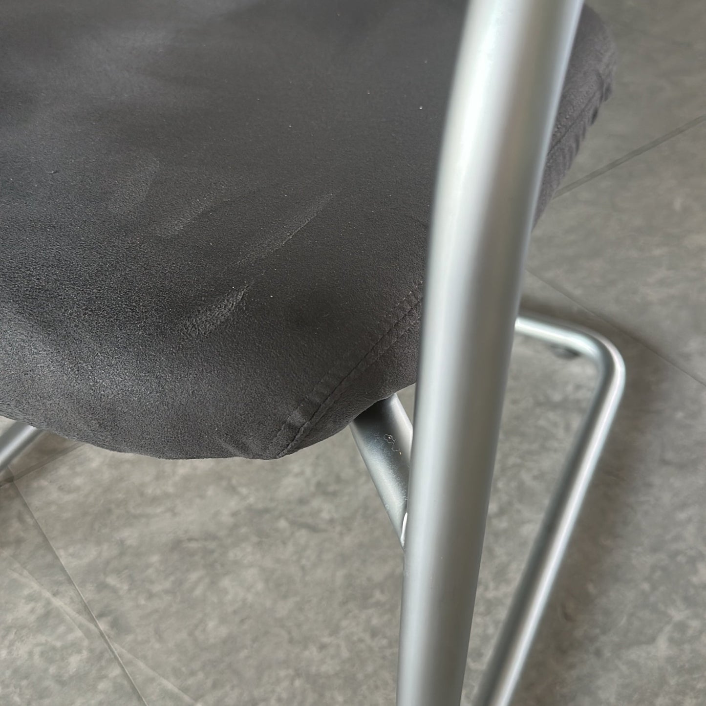 Visavis møtestol fra Vitra i grå