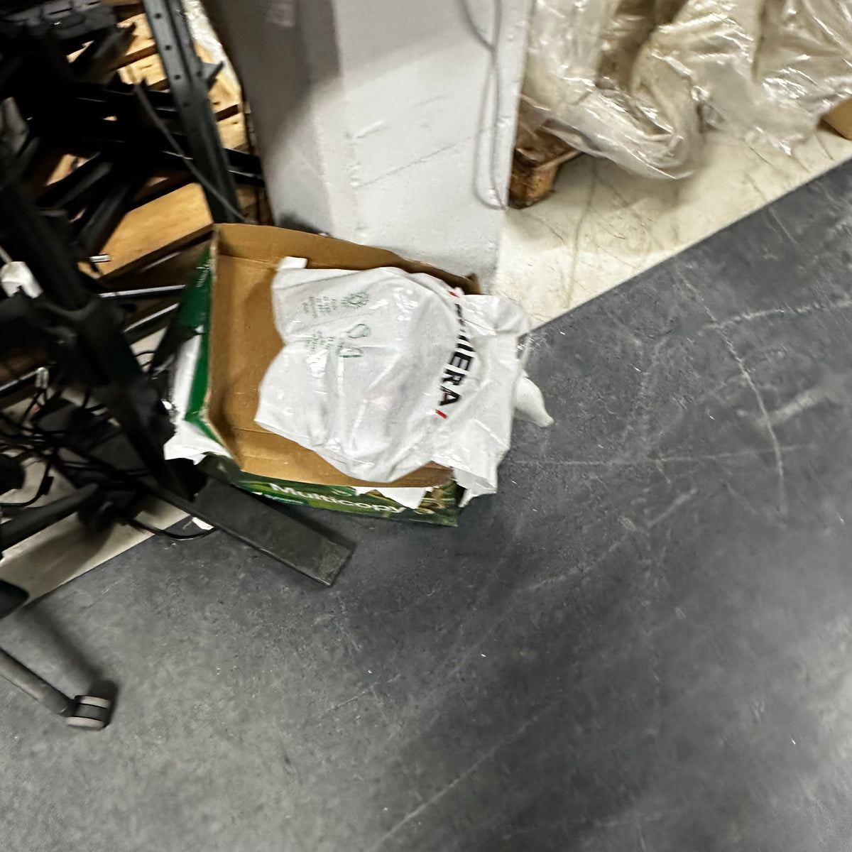 (40x80x125) AJ Produkter QBUS tårnskap i eik, låsbart, åpning venstre