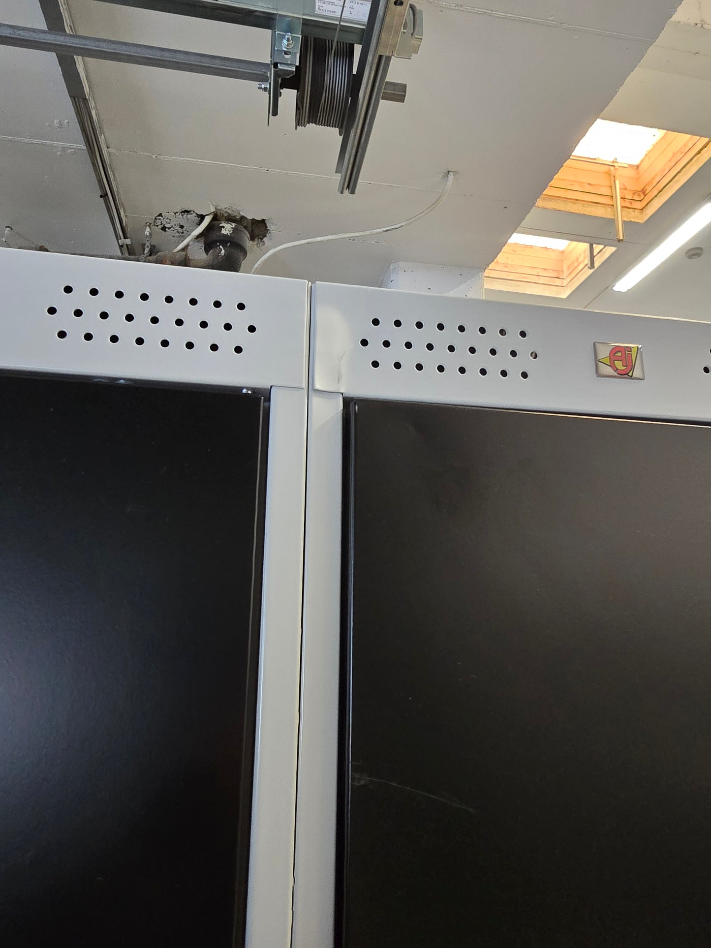 Garderobeskap CLASSIC, 3 seksjoner, skrått tak, svart