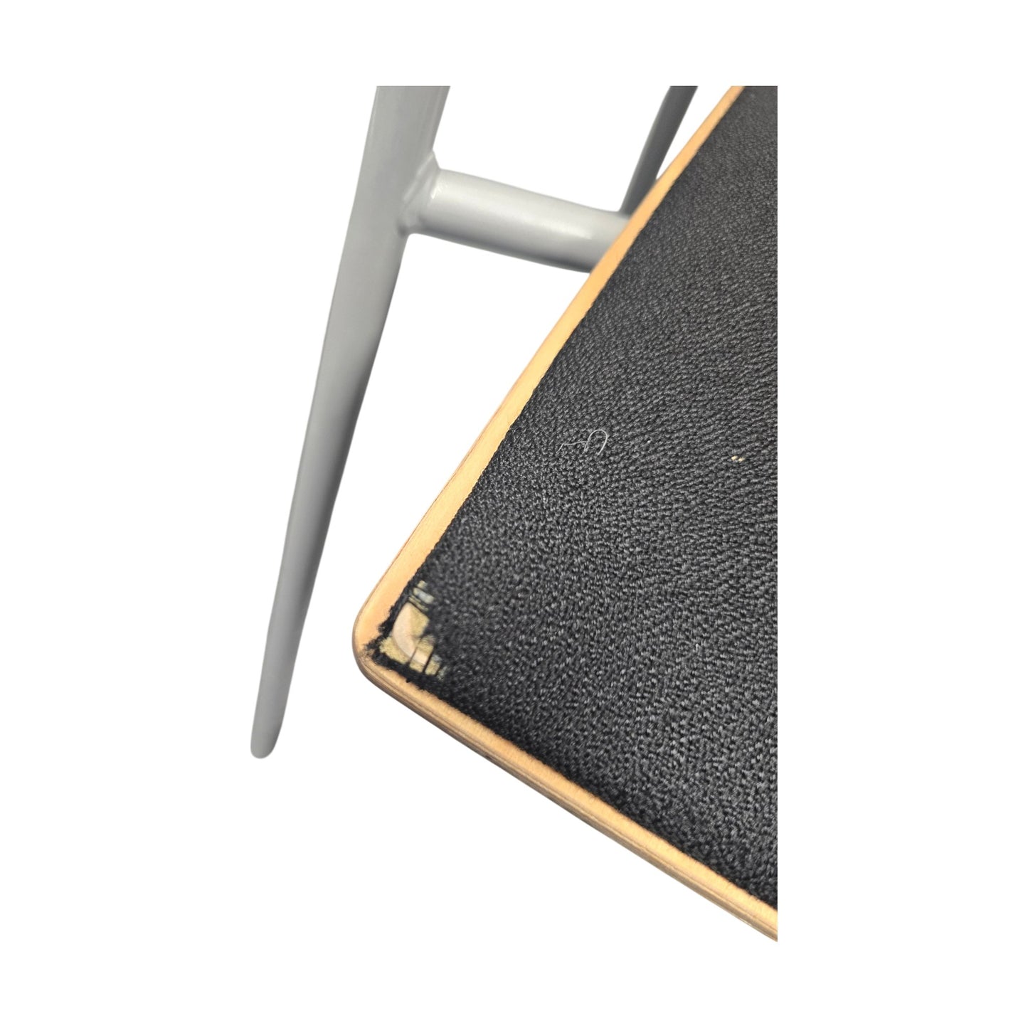 Møteromsstol i tre m/ polstret sete og armlener