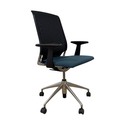 Vitra Meda kontorstol med blått sete
