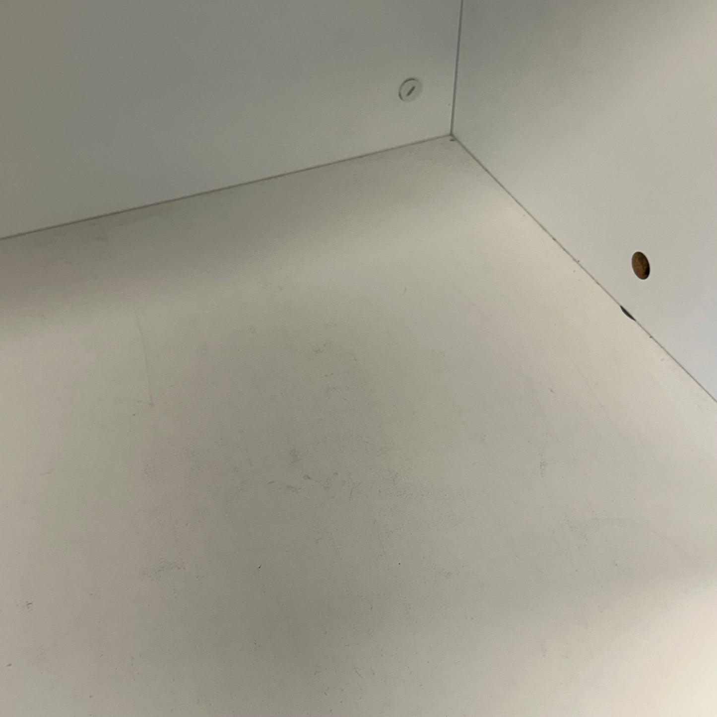 Hylle fra IKEA, hvit, med rullegardin