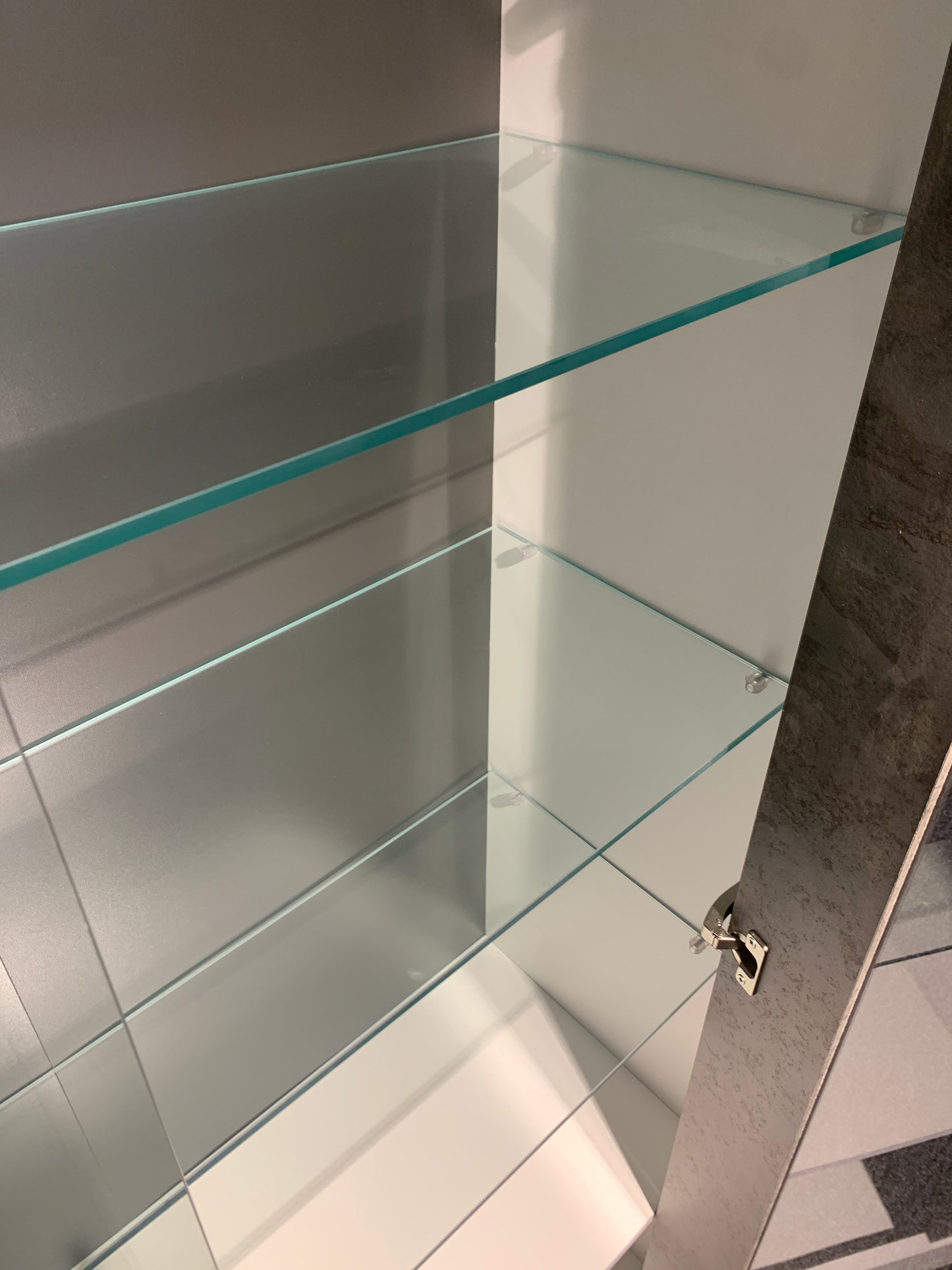 Urbino vitrineskap fra A-Møbler, 110x190 cm, MDF