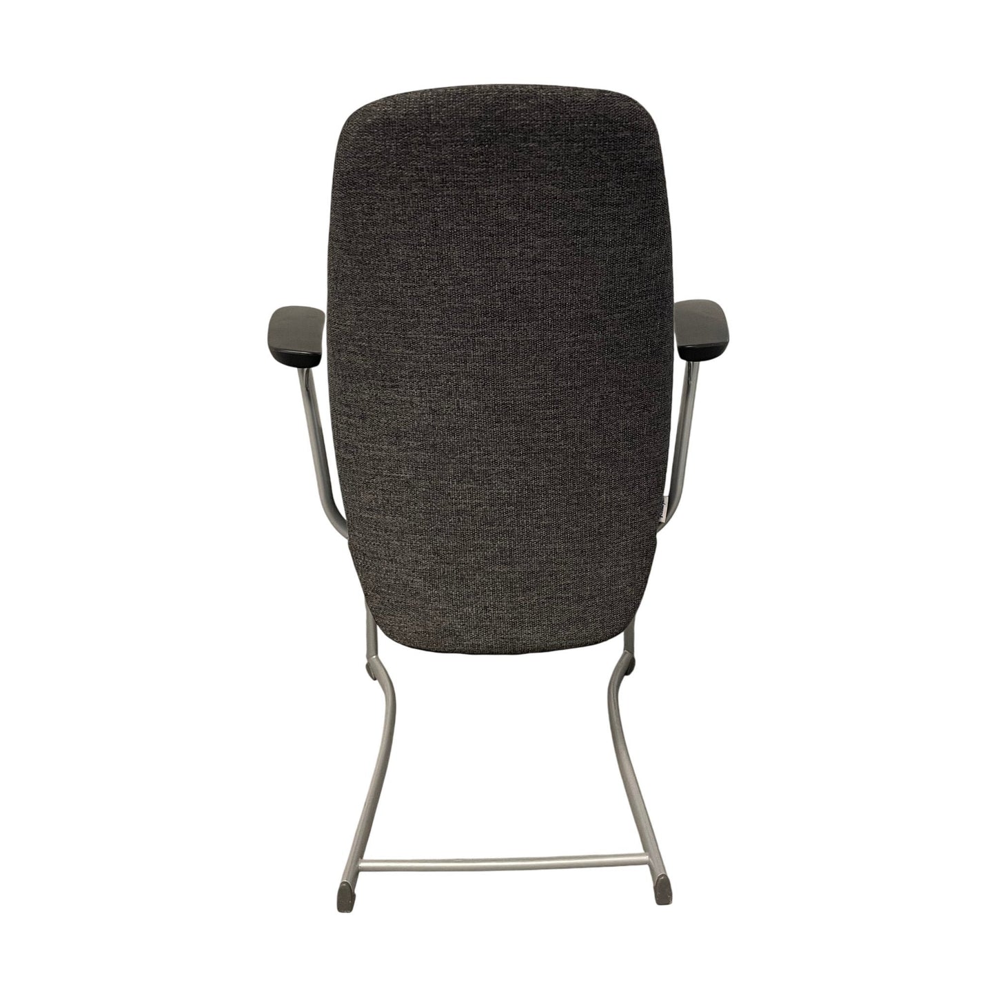 PLUS konferansestol fra Kinnarps, grå, med armlener