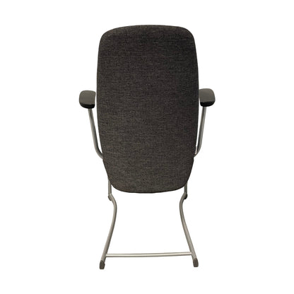 PLUS konferansestol fra Kinnarps, grå, med armlener