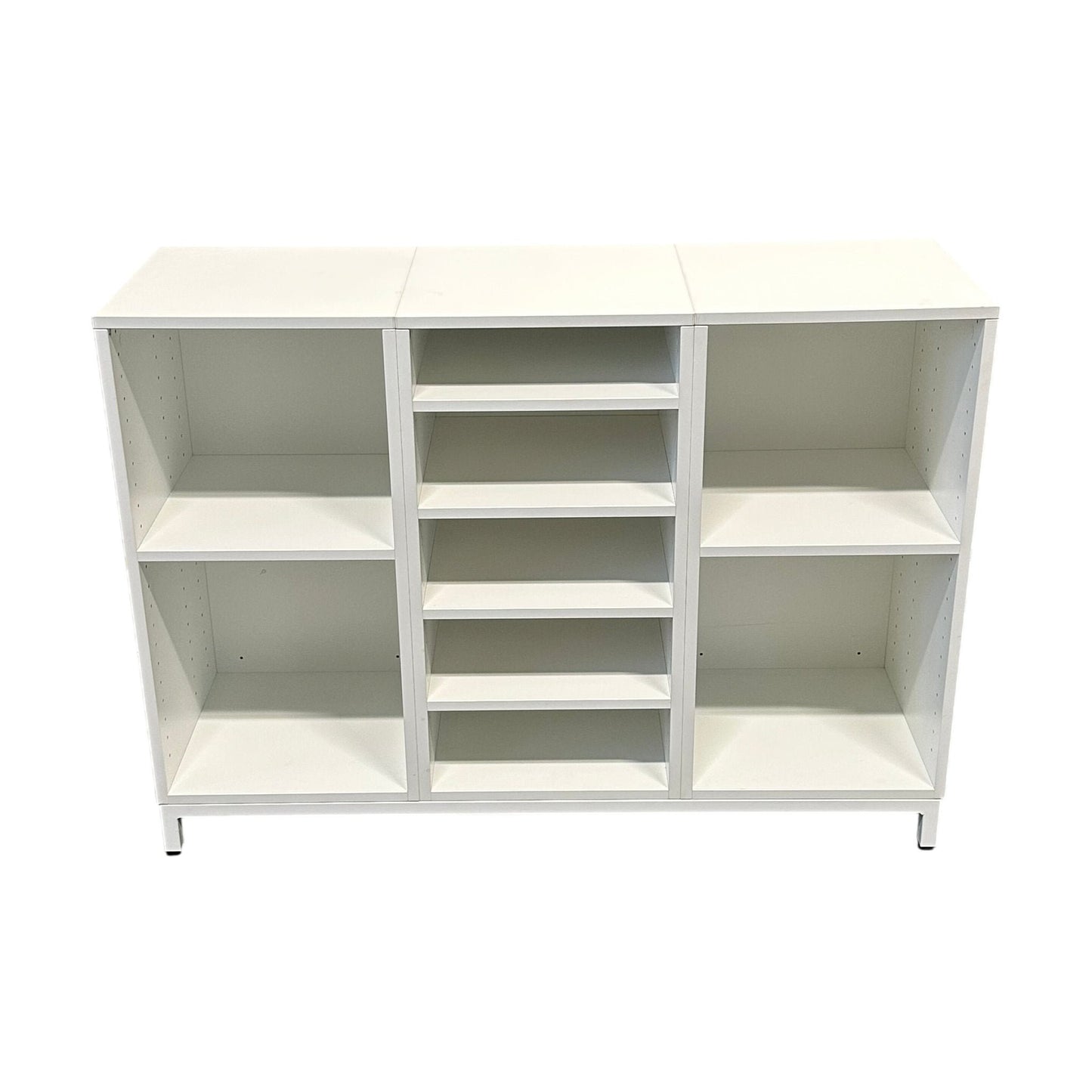 Bokhylle i hvit fra QBUS – 3 hyller, B120 cm