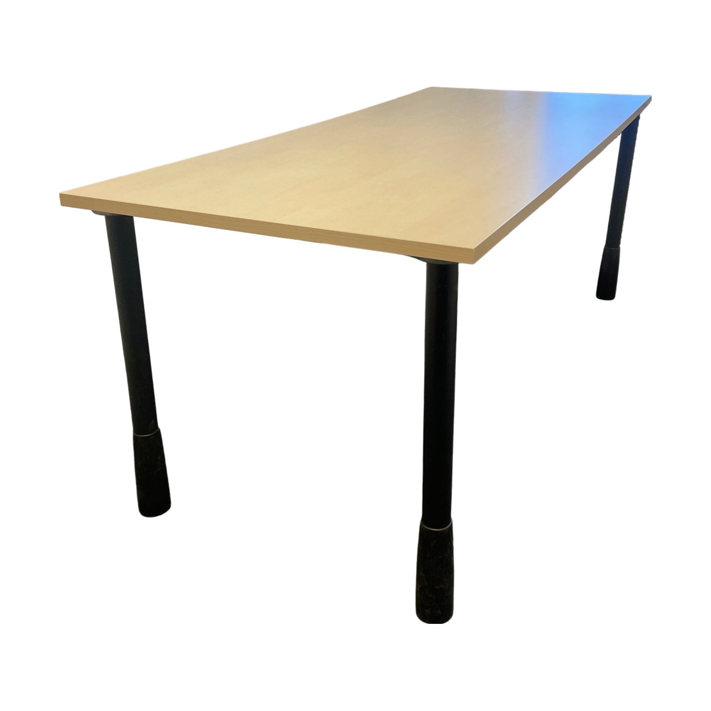 Trefarget skrivebord m/ sorte ben, 180cm