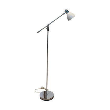 Gulvlampe i sølvmetall med hvit pæredeksel