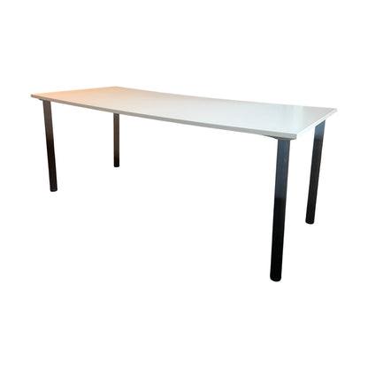 Skrivebord i hvit m/ sorte ben, 180cm