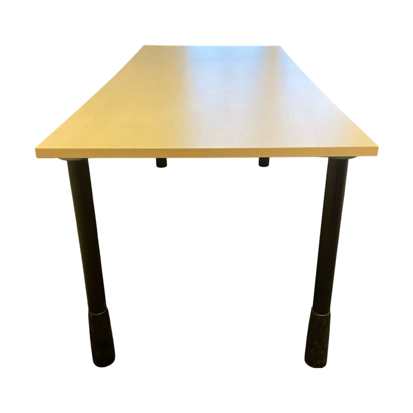 Trefarget skrivebord m/ sorte ben, 180cm