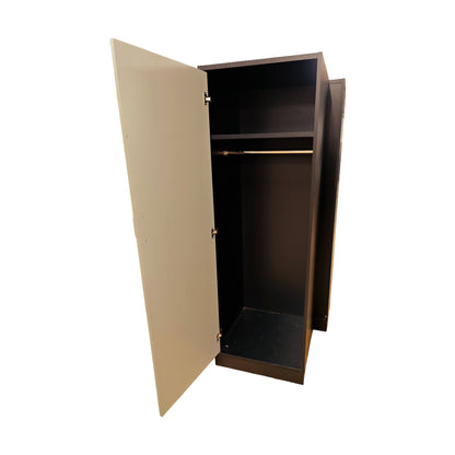 Høyt skap fra Svenheim, svart med grå dør