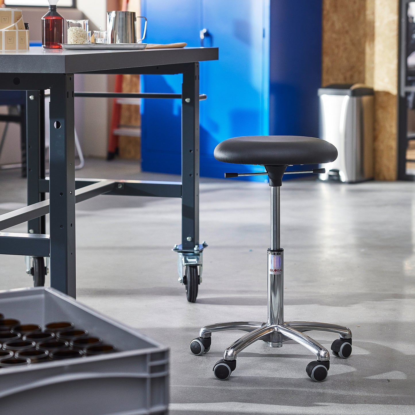 Mobil krakk BETA, H520–710 mm, kunstskinn, svart fra AJ Produkter
