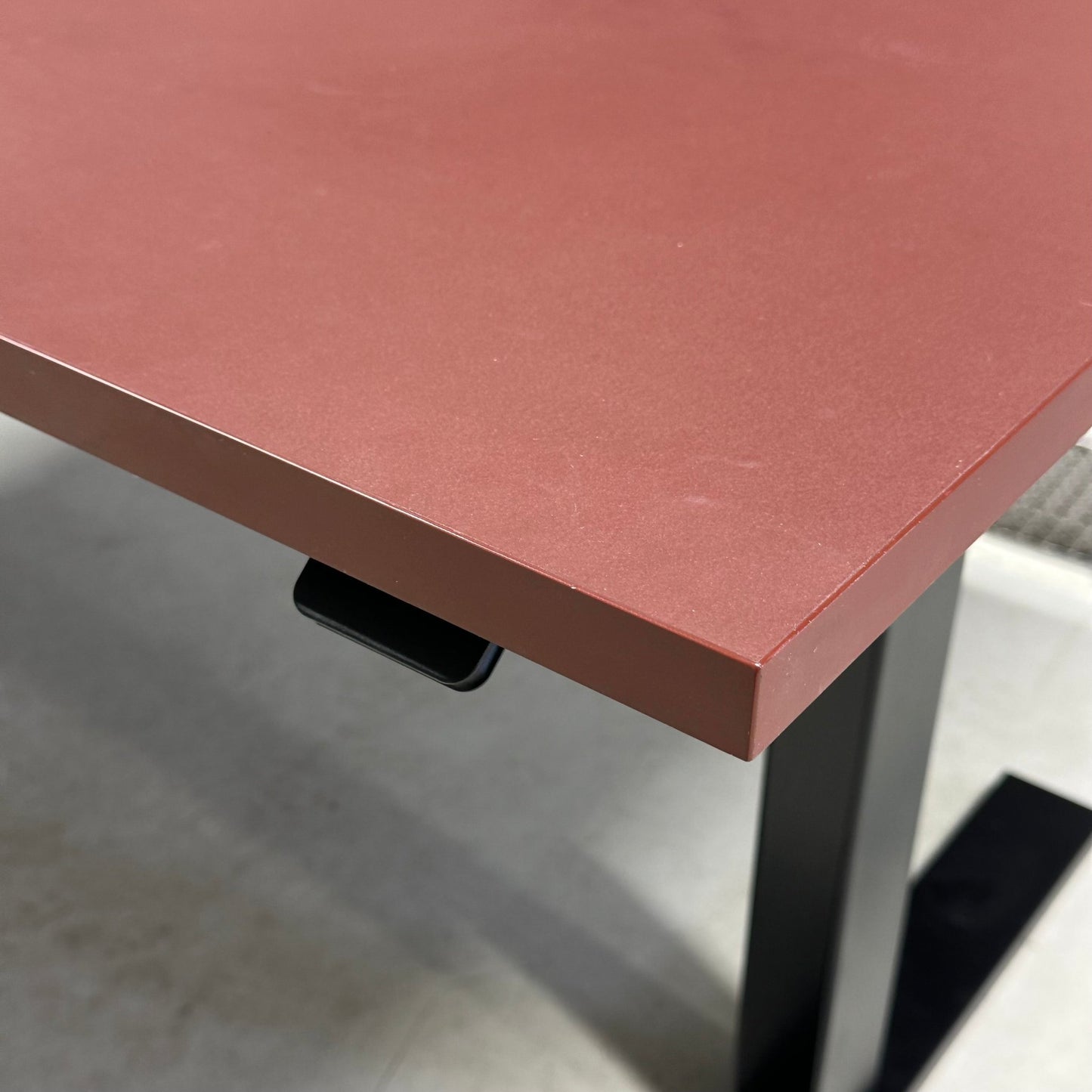 Elektrisk hev/senk skrivebord fra Linak, rød, 140x70 cm