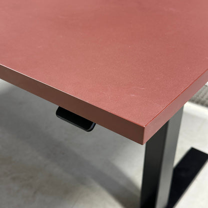Elektrisk hev/senk skrivebord fra Linak, rød, 140x70 cm